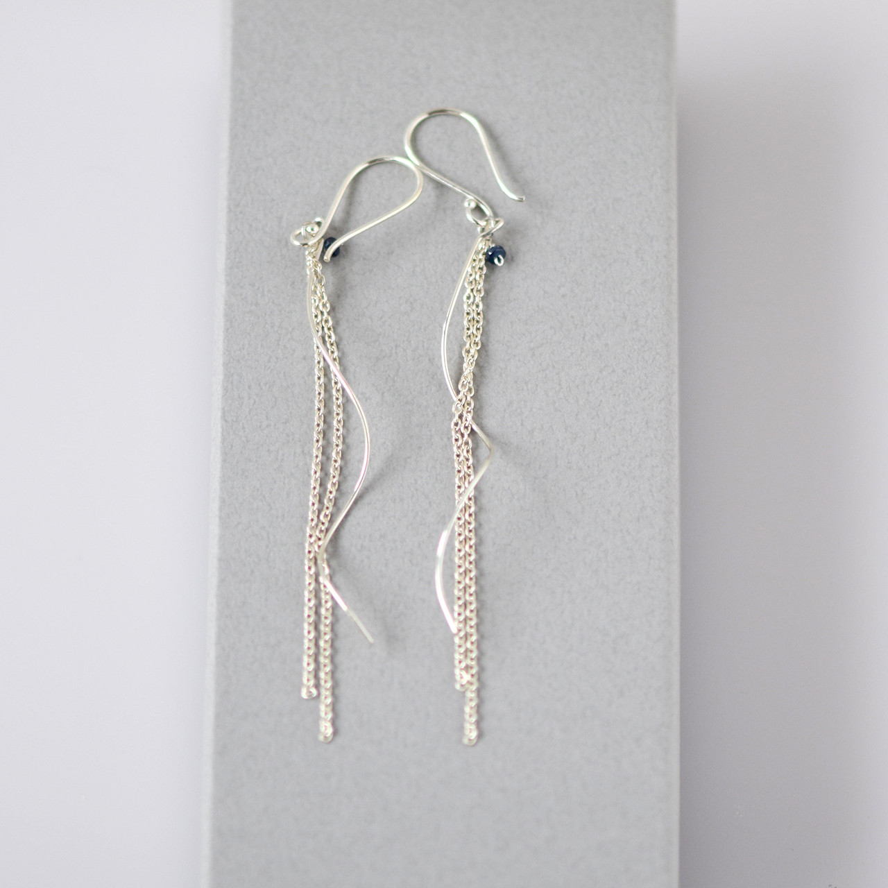 静線　SV925 ロングウェーブラインxブルーサファイアピアス