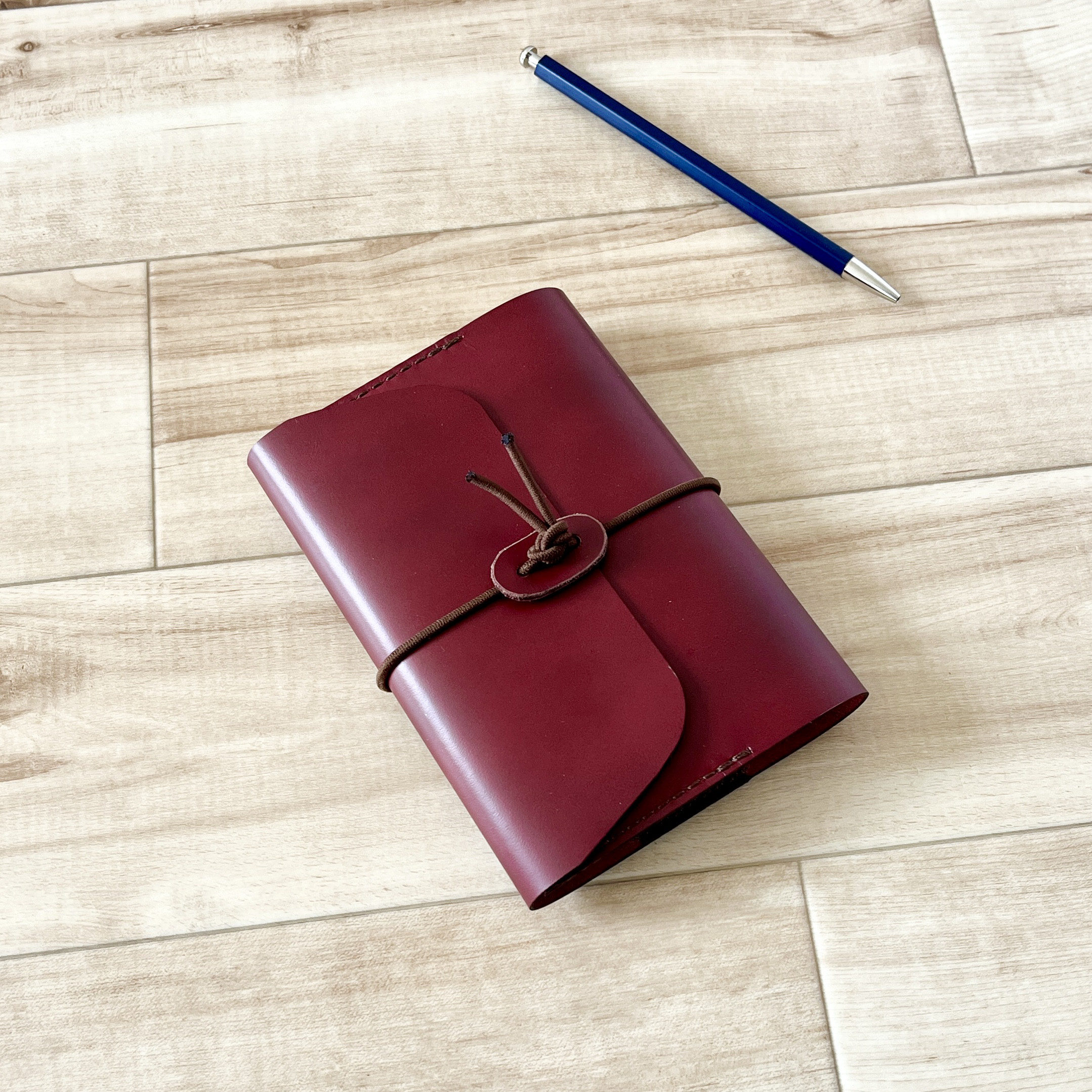 A5サイズ　バンド付き　ブックカバー　手縫いの姫路レザー