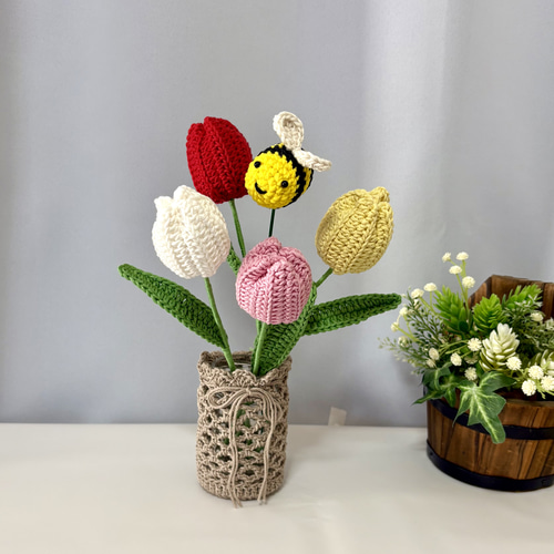 あみぐるみ花のアレンジメント チューリップとミツバチ 枯れない花 かぎ針編み あみぐるみ 花束 受注