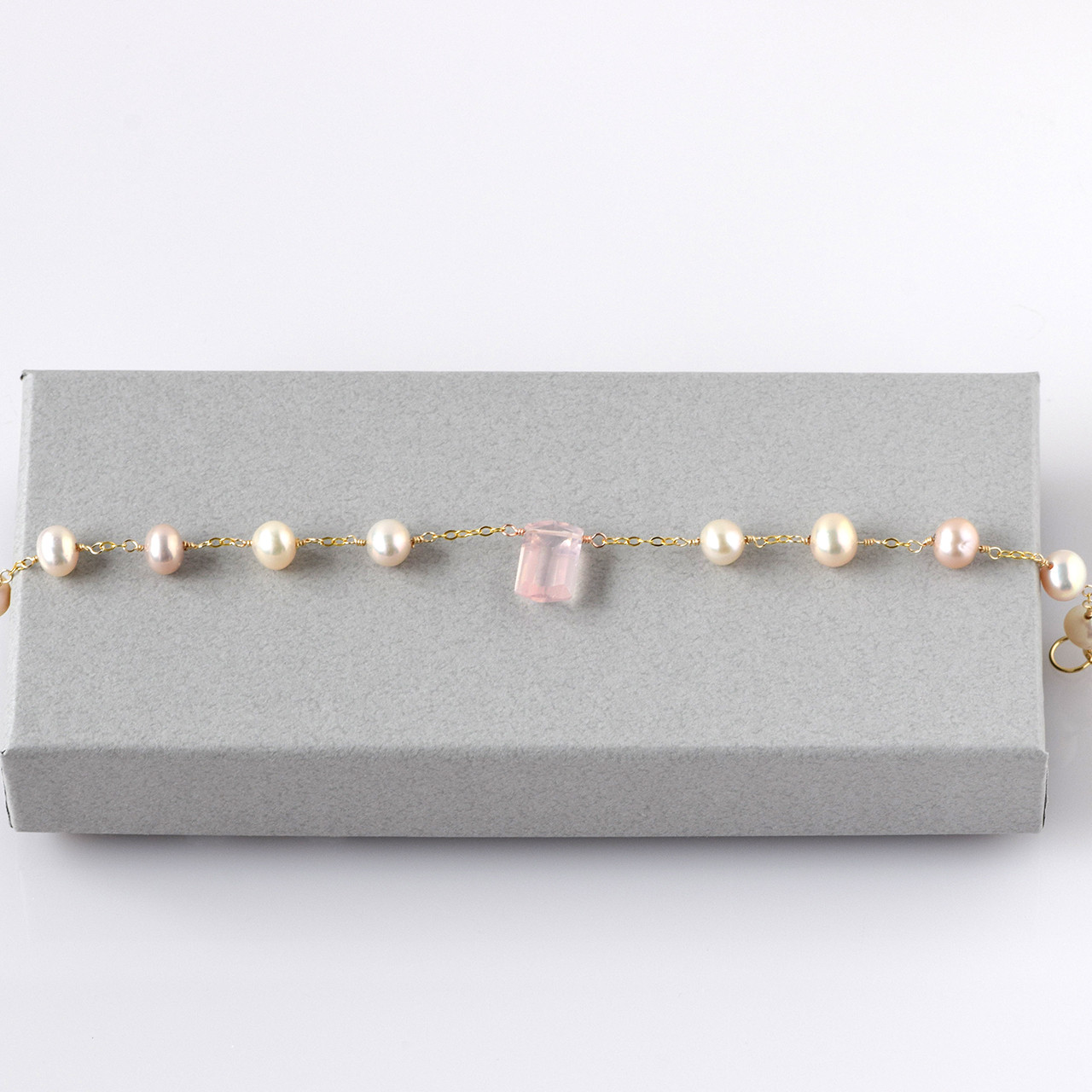 淡紅（うすべに）― 淡水パール×ローズクォーツ ステーションブレスレット14kgf 4,410円