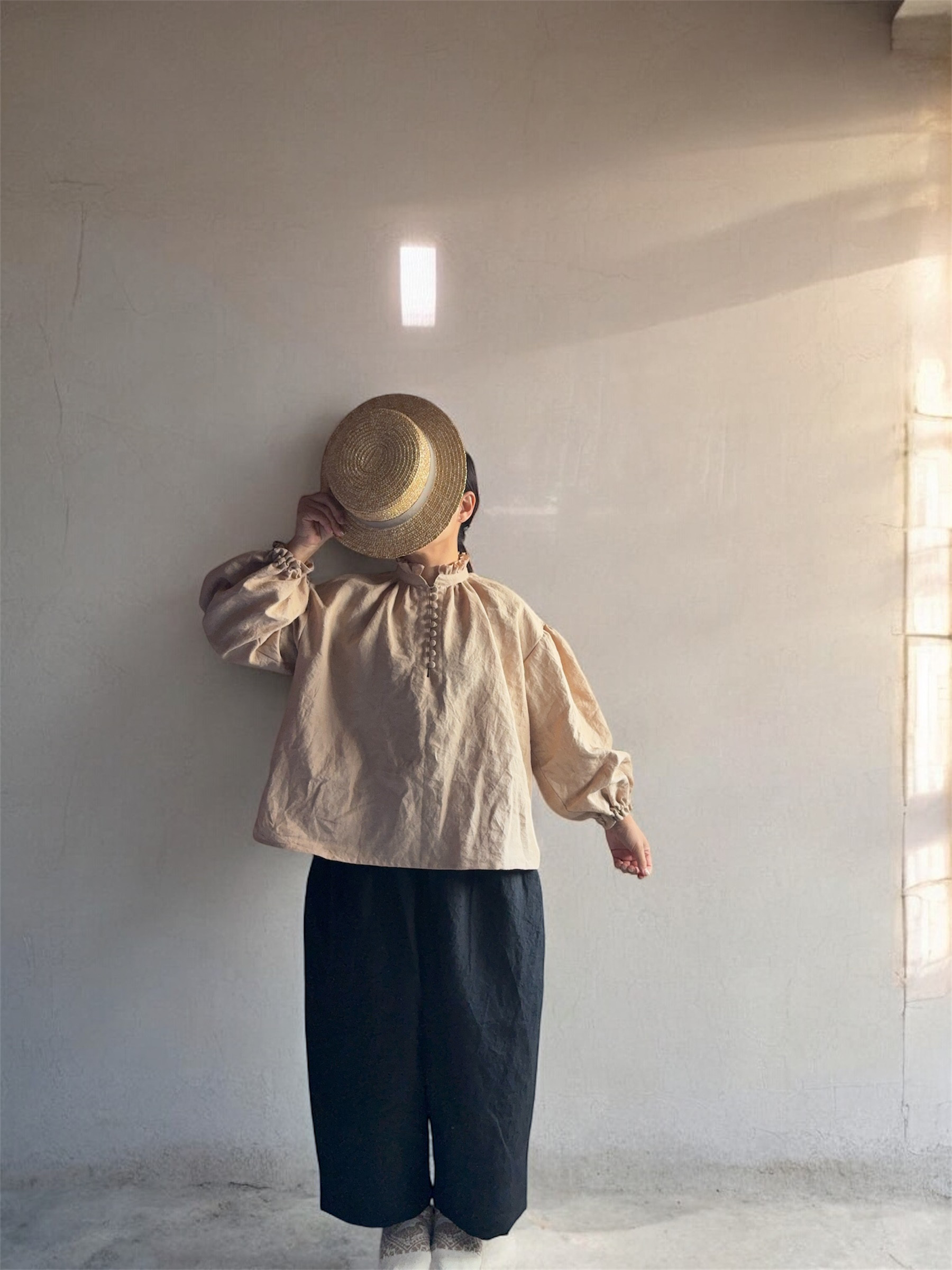 【リネン100%】 くるみボタン ブラウス フリル襟／40番手ベルギーリネン／イベント人気／ダンガリーベージュ