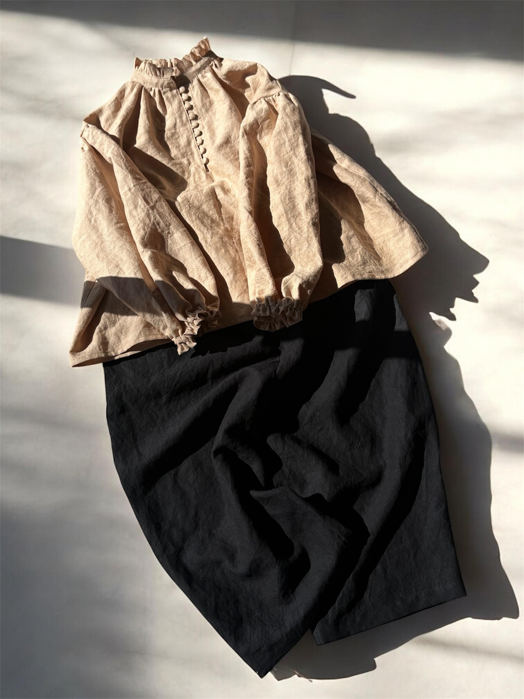 【リネン100%】 くるみボタン ブラウス フリル襟／40番手ベルギーリネン／イベント人気／ダンガリーベージュ