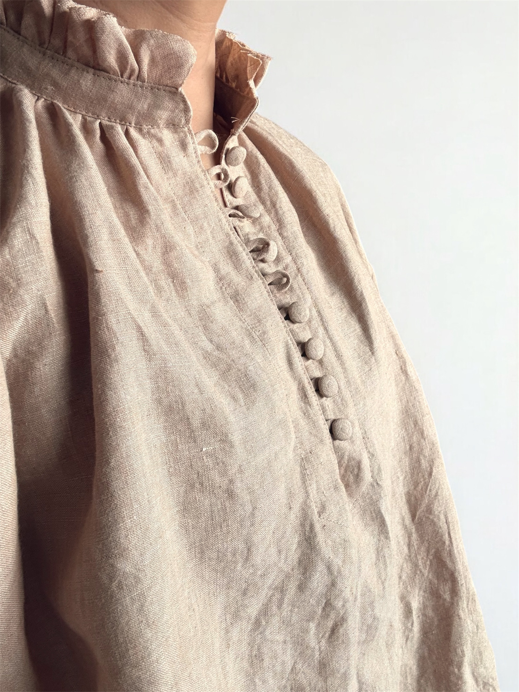 【リネン100%】 くるみボタン ブラウス フリル襟／40番手ベルギーリネン／イベント人気／ダンガリーベージュ