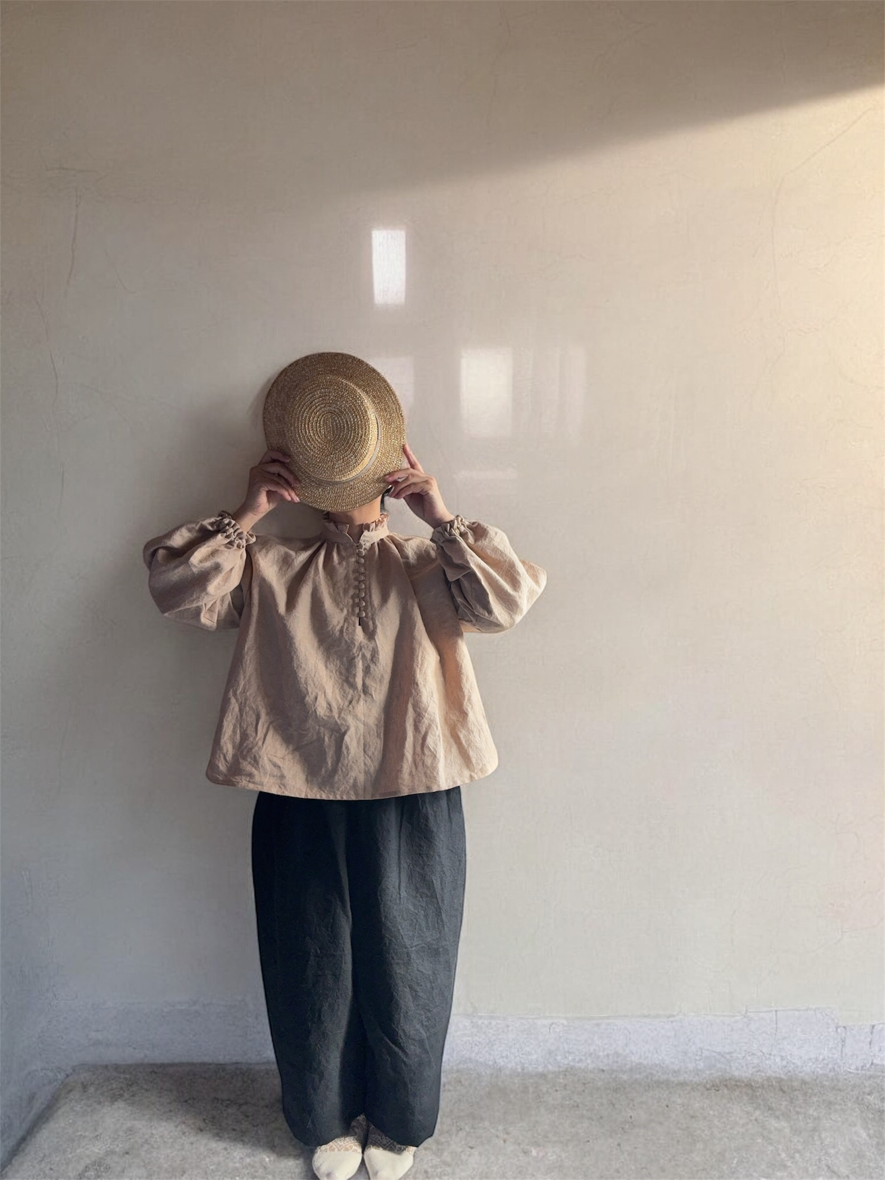 【リネン100%】 くるみボタン ブラウス フリル襟／40番手ベルギーリネン／イベント人気／ダンガリーベージュ