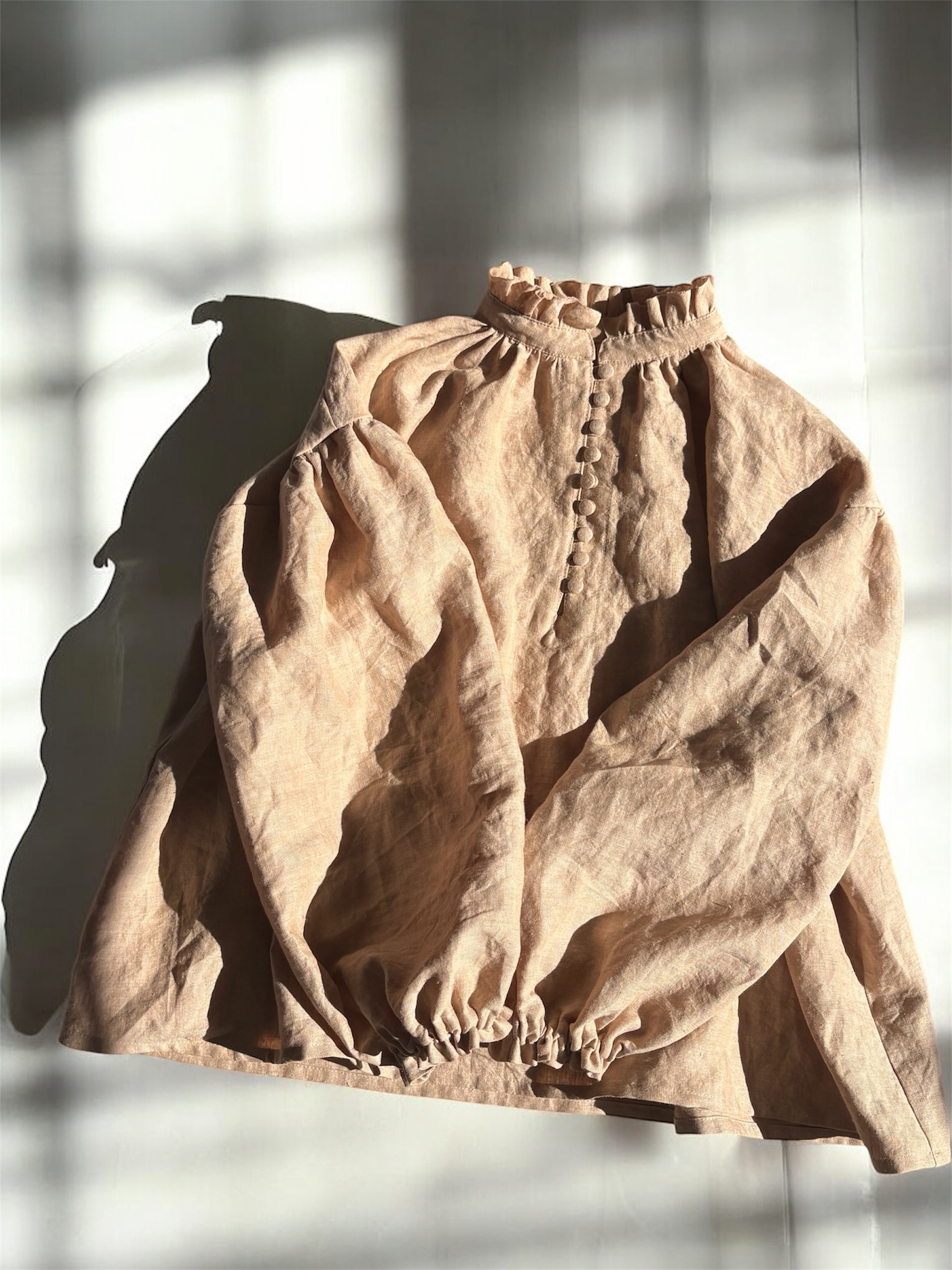 【リネン100%】 くるみボタン ブラウス フリル襟／40番手ベルギーリネン／イベント人気／ダンガリーベージュ