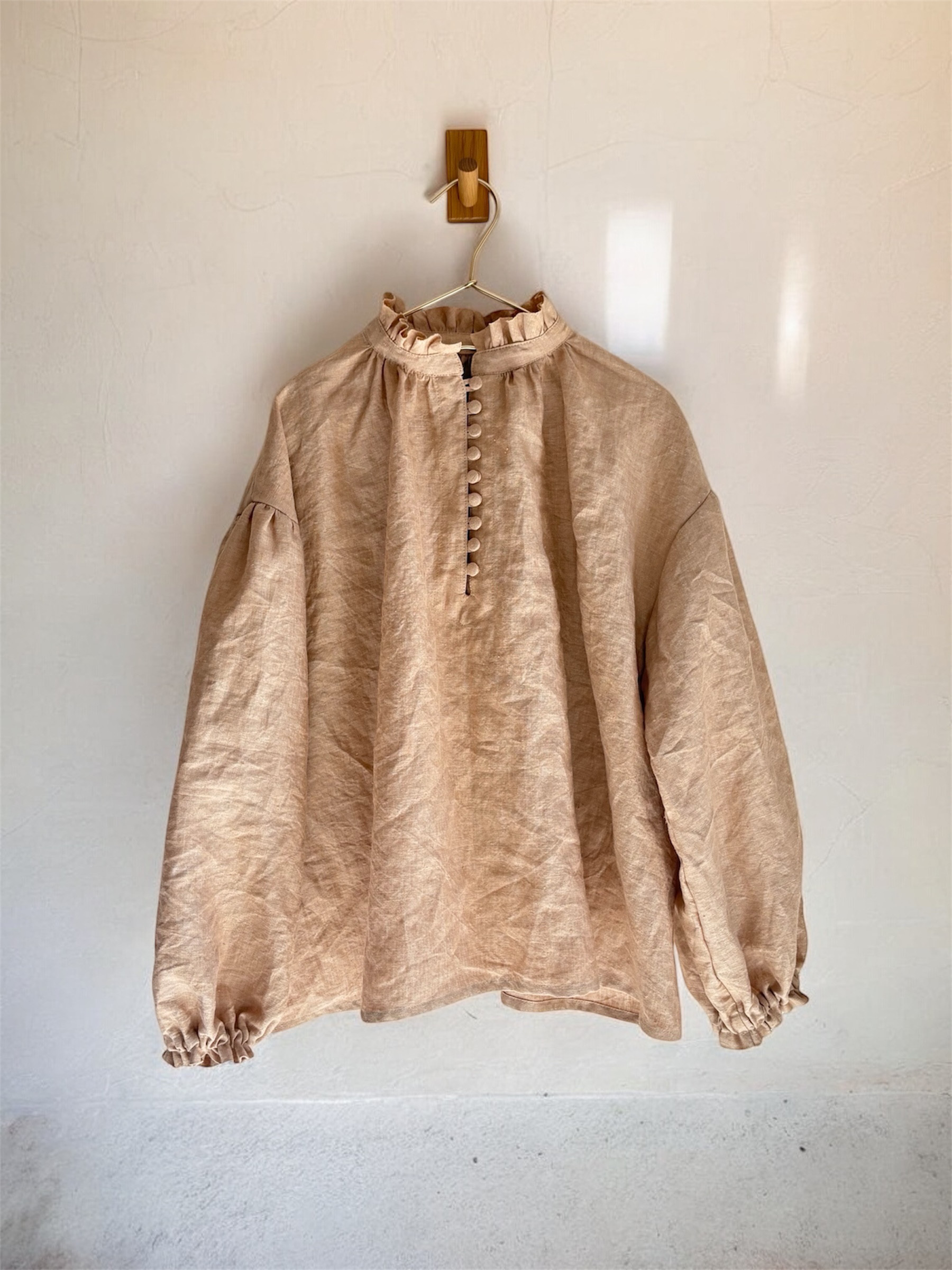 【リネン100%】 くるみボタン ブラウス フリル襟／40番手ベルギーリネン／イベント人気／ダンガリーベージュ