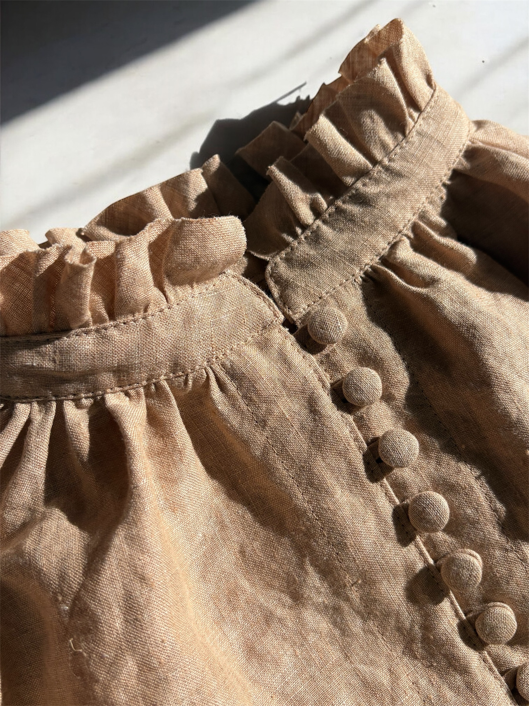 【リネン100%】 くるみボタン ブラウス フリル襟／40番手ベルギーリネン／イベント人気／ダンガリーベージュ