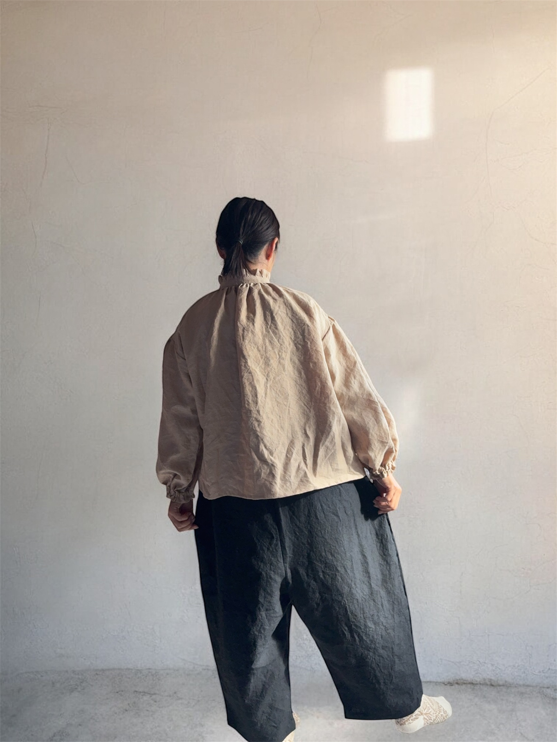 【リネン100%】 くるみボタン ブラウス フリル襟／40番手ベルギーリネン／イベント人気／ダンガリーベージュ