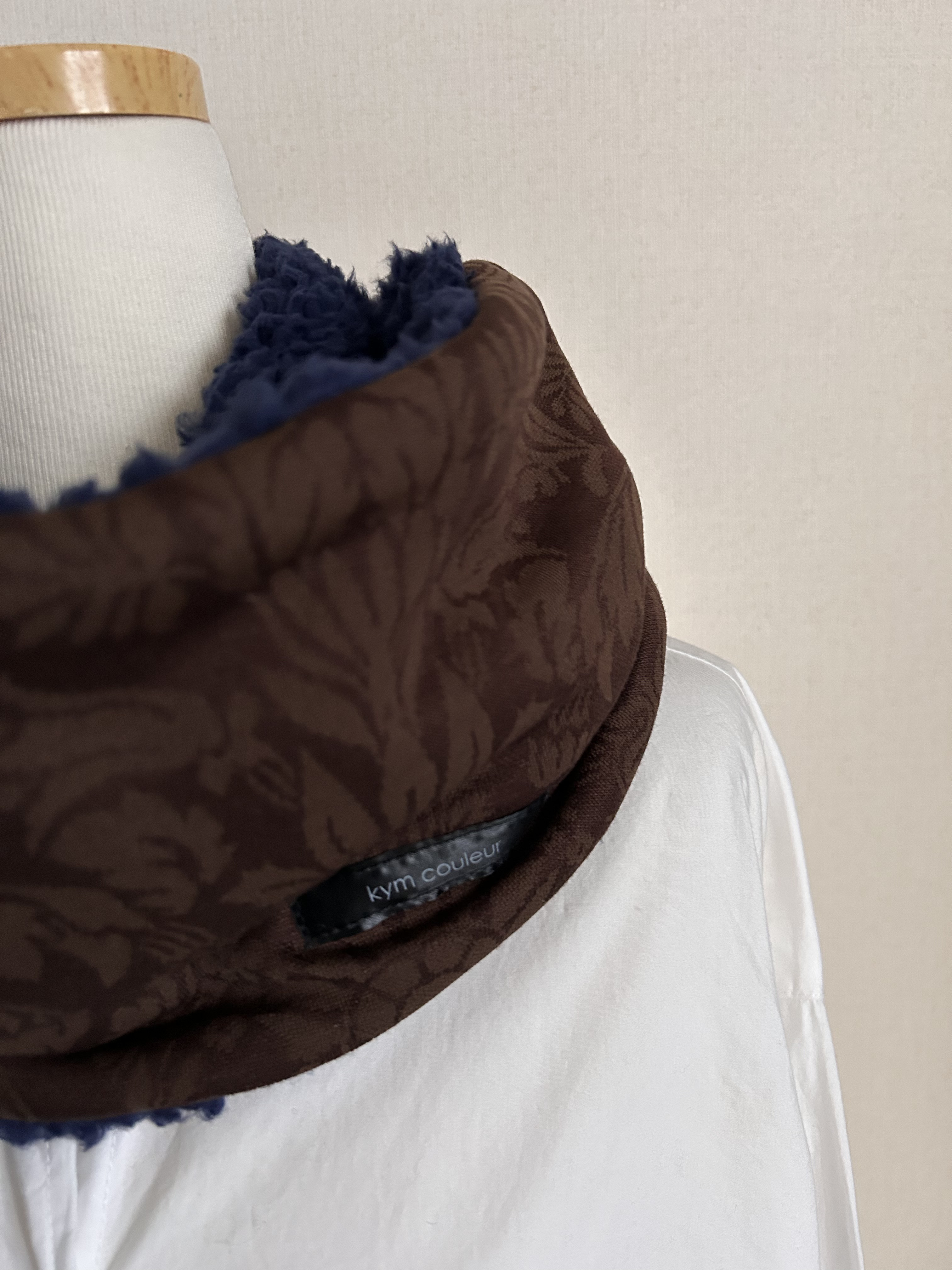 ふんわりアンティーク柄ニット＆ネイビーファーボアロングスヌード