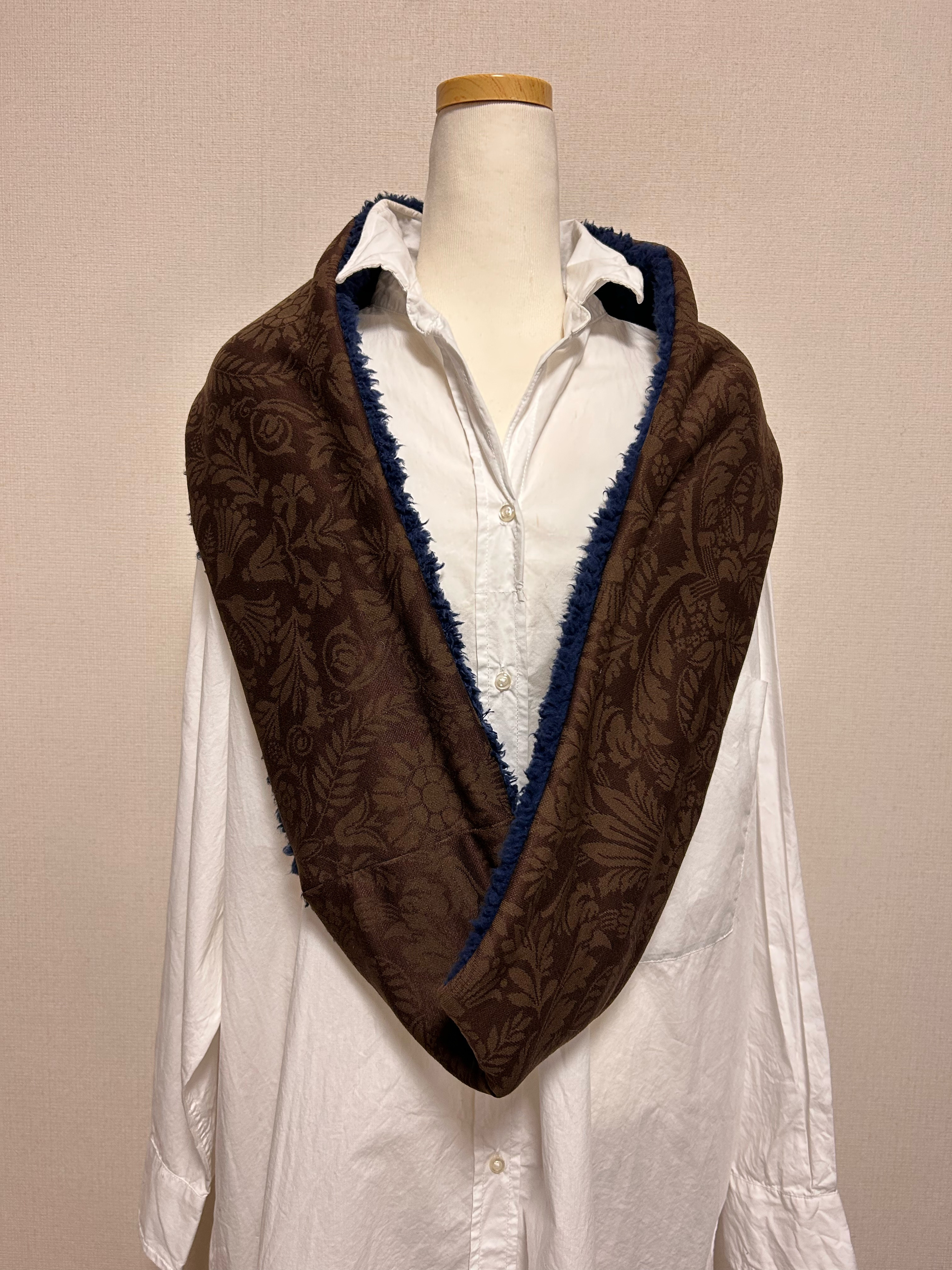 ふんわりアンティーク柄ニット＆ネイビーファーボアロングスヌード