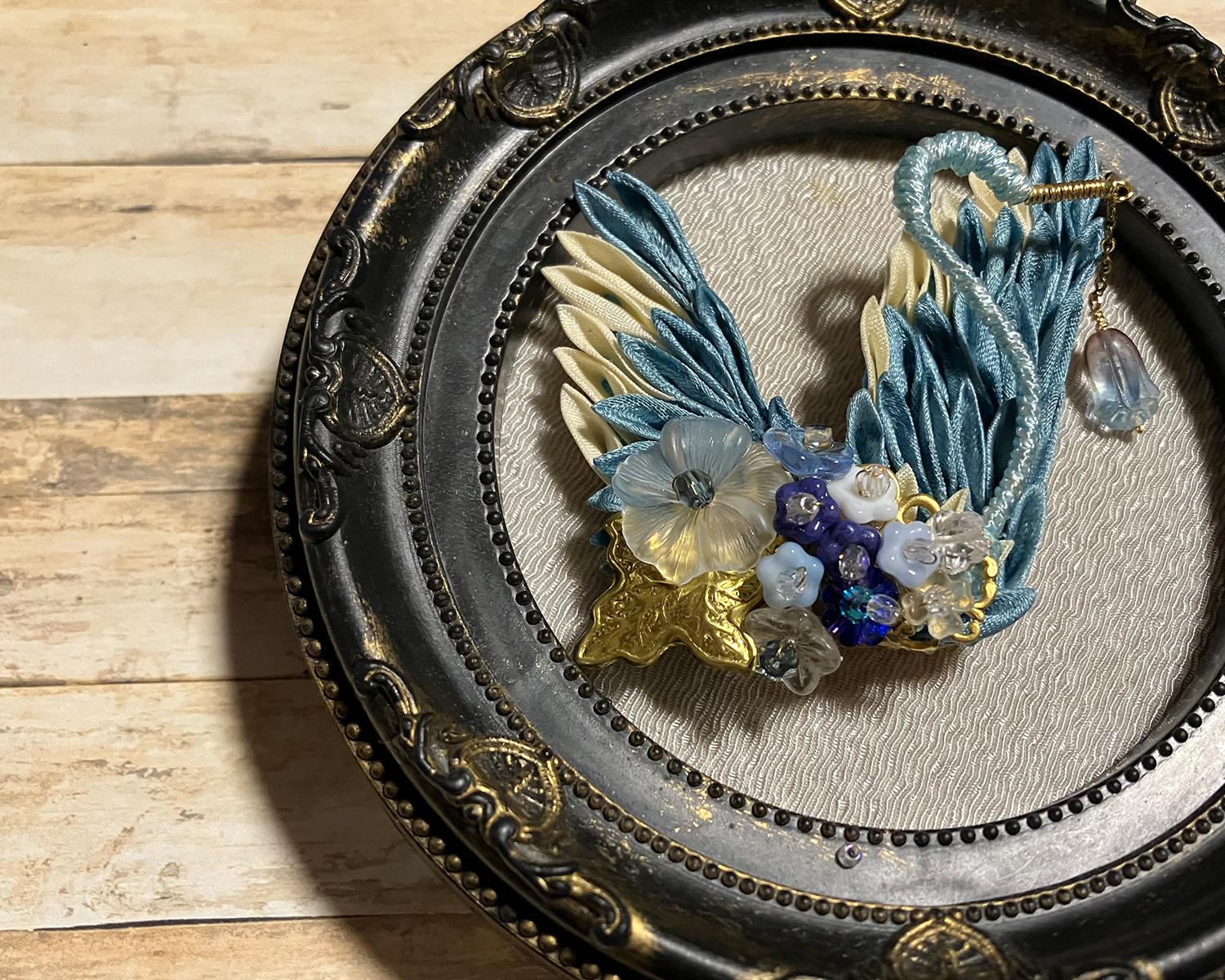 幻想標本「蒼霞の水鳥」　つまみ細工とガラスビーズのブローチ 4,930円