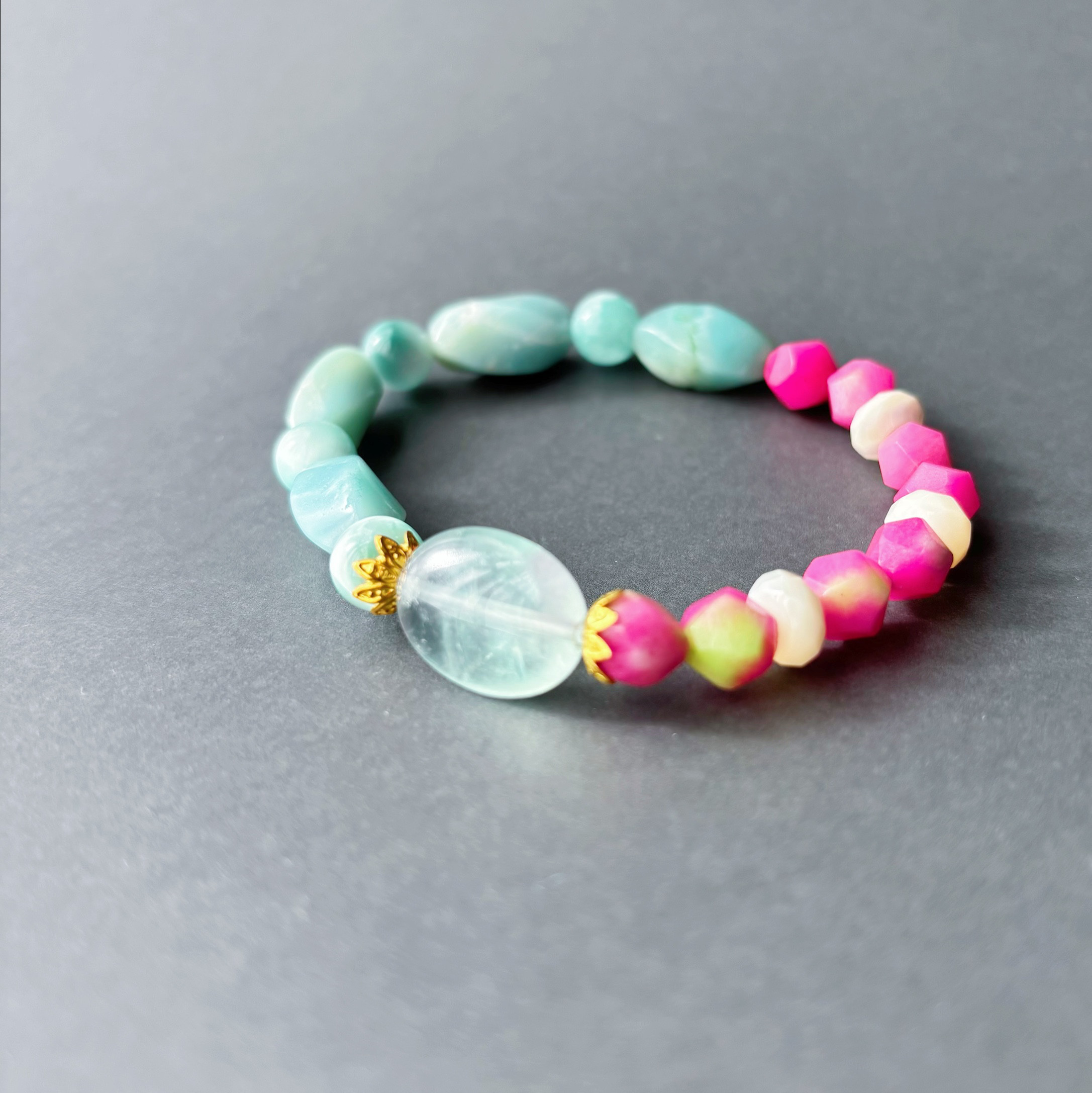 チャイナの桃花が香る華奢な天然石ブレスレット/フローライト×アマゾナイト×エンジェライト×ヘマタイト×シェル×ジャスパー