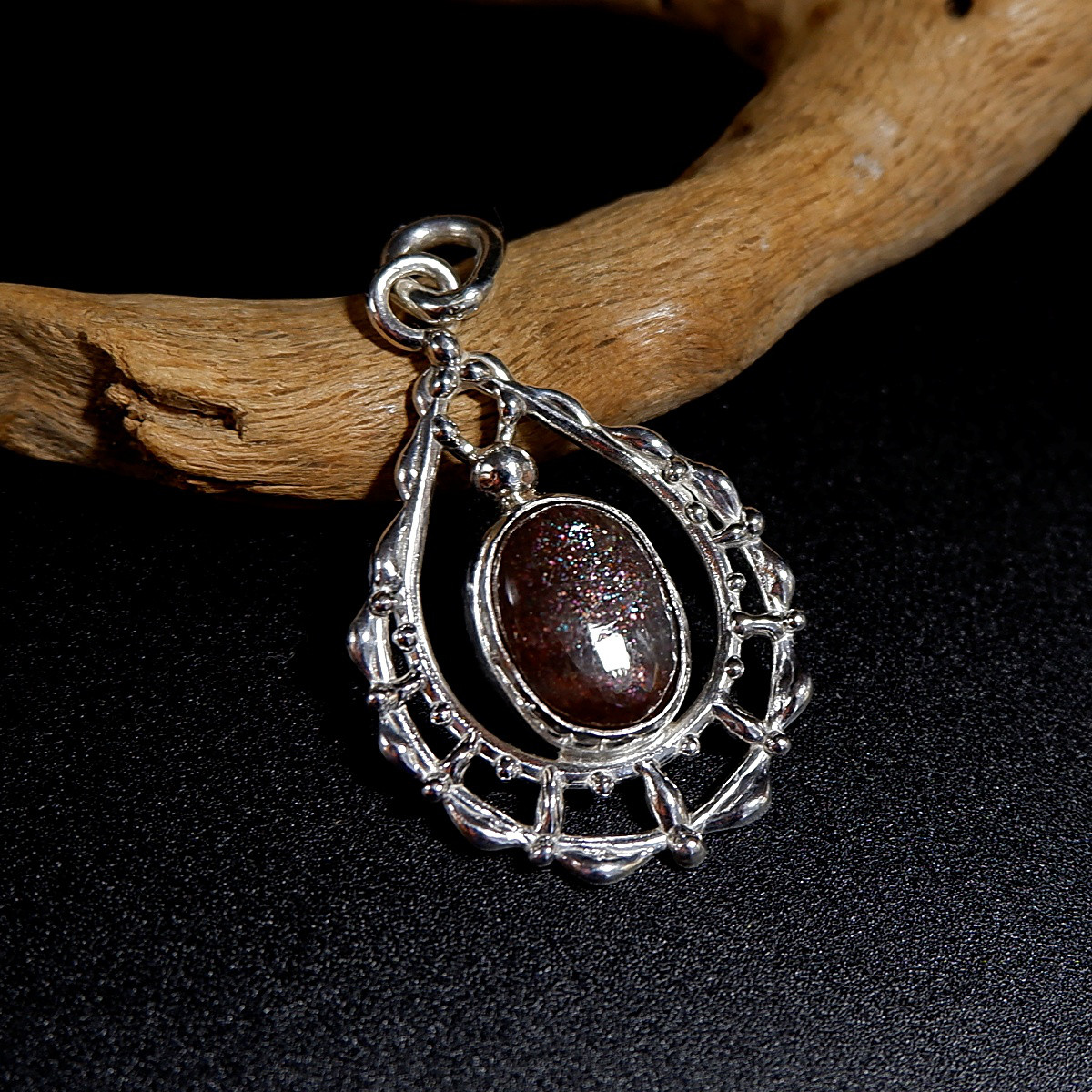 タンザニア産パープルヘイズサンストーンのドロップレースペンダント　～静かに宿る煌めき～　天然石アクセサリー