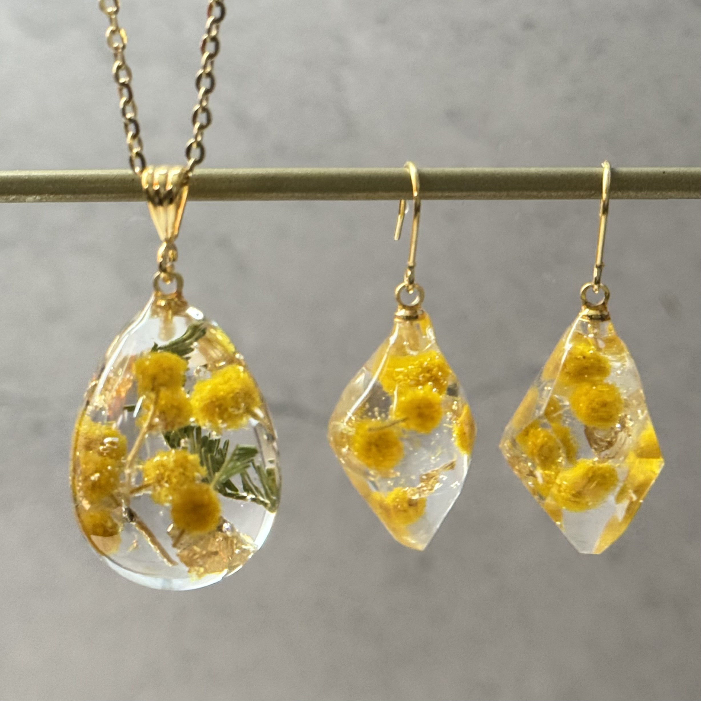 【2点セット】氷に咲く、光のミモザ 耳飾り＆ネックレス【期間限定】