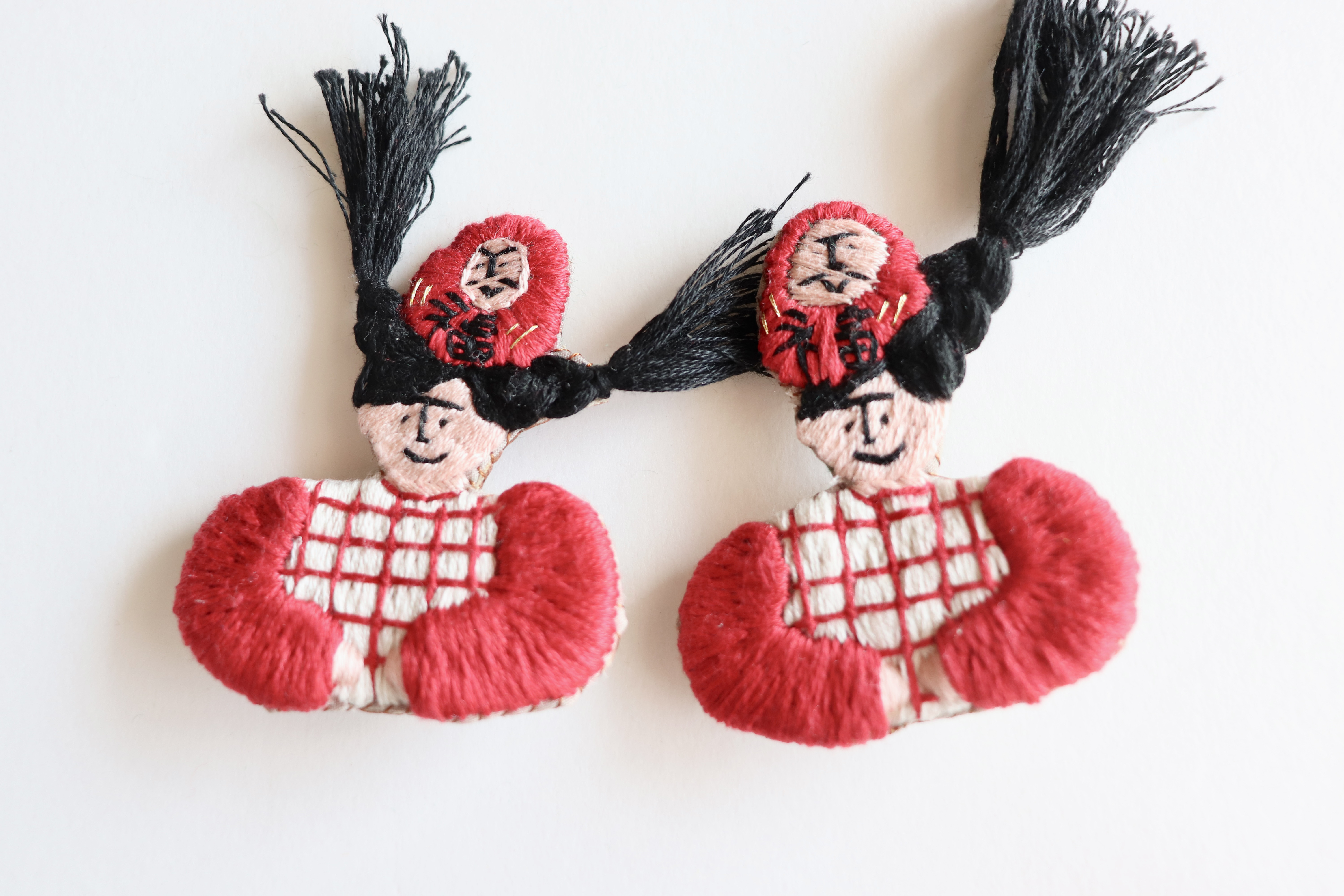 【特集掲載】福を招く！ふっくら手刺繍ブローチ（３WAY仕様 キーホルダー・壁飾り）