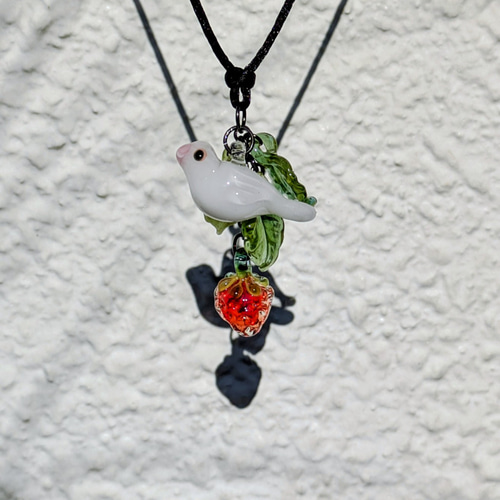 苺と文鳥さん 長さ調節可能 ネックレス ガラス ネックレス・ペンダント