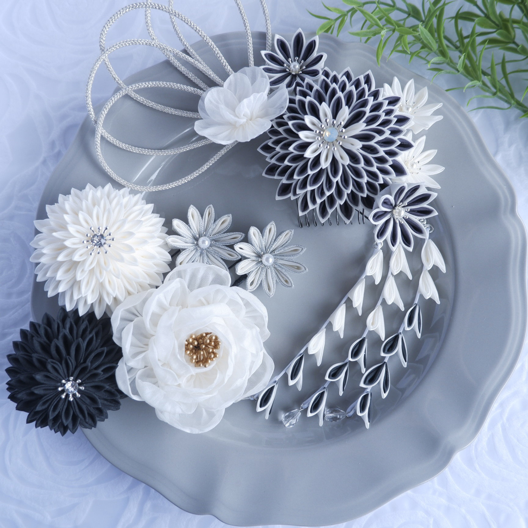 つまみ細工髪飾り　ブラック　コーム　（成人式髪飾り　結婚式髪飾り　卒業式髪飾り）