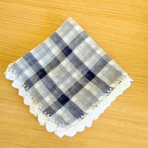 ダブルガーゼ2枚合わせのふわふわハンカチ（ネイビーチェック