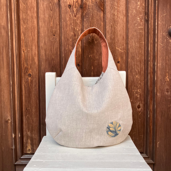 たまご型バッグ　ワンハンドル　北欧の庭とクマ 2枚目の画像