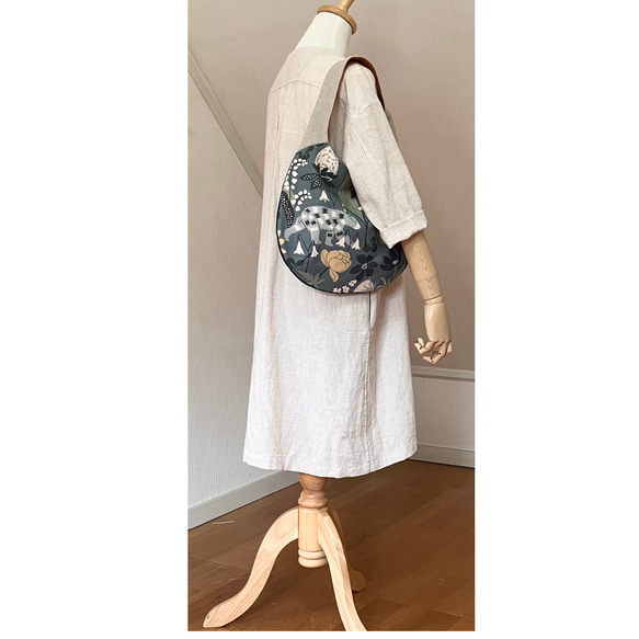 たまご型バッグ　ワンハンドル　北欧の庭とクマ 3枚目の画像