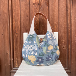 たまご型バッグ　ワンハンドル　北欧の庭とクマ 1枚目の画像