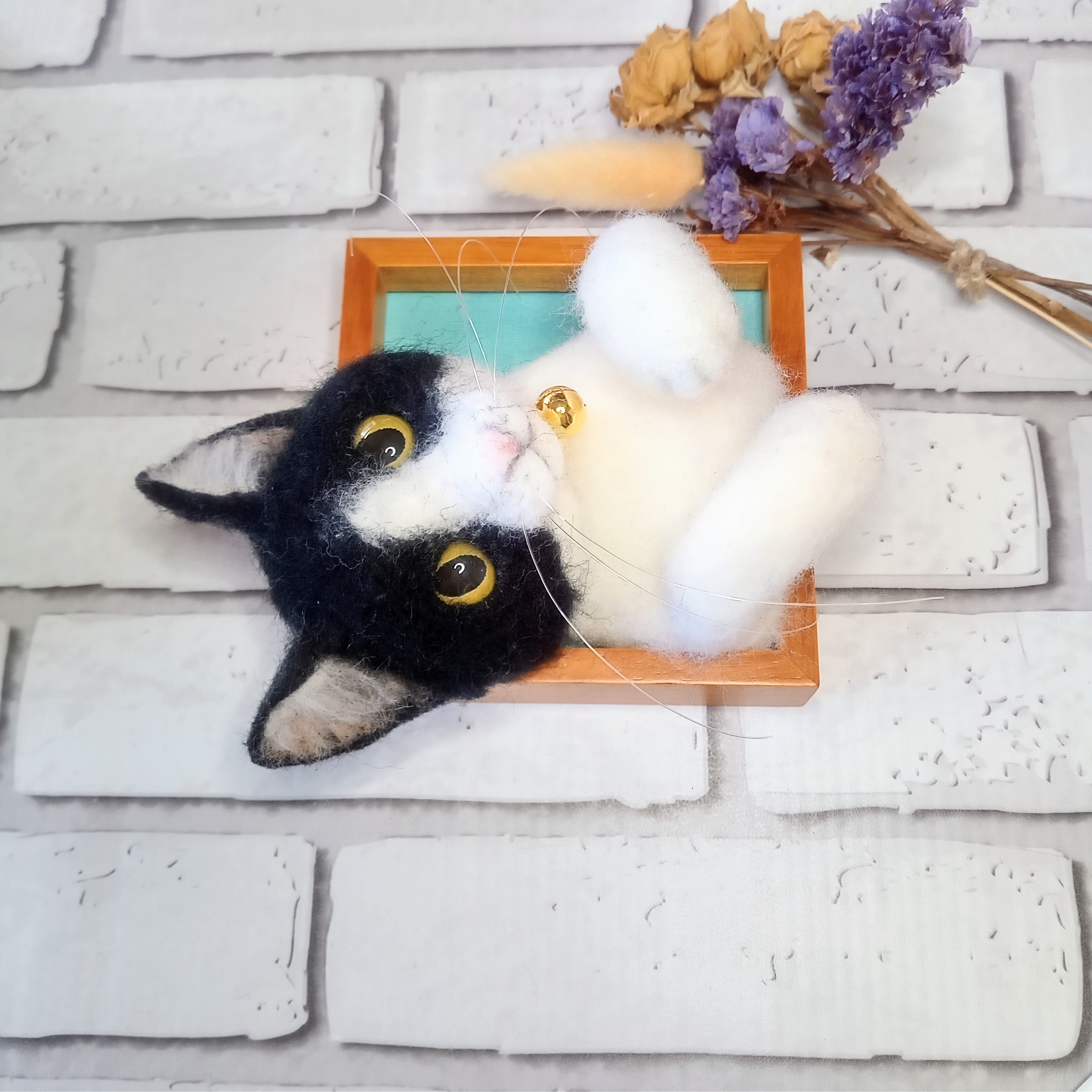 【ほっこり♡猫の見える窓】ハチワレ猫ver.【羊毛フェルト】【猫】【フレーム】