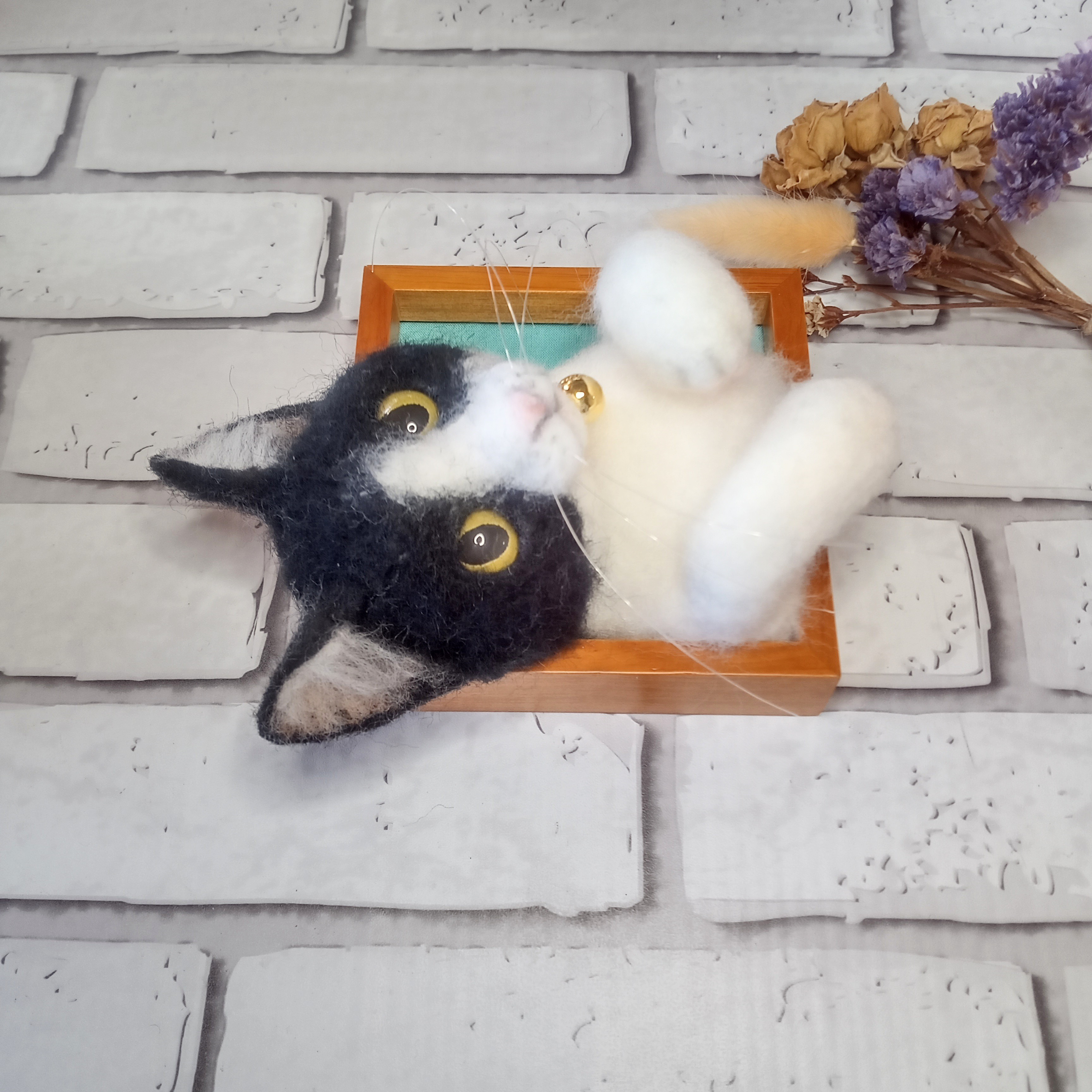 【ほっこり♡猫の見える窓】ハチワレ猫ver.【羊毛フェルト】【猫】【フレーム】