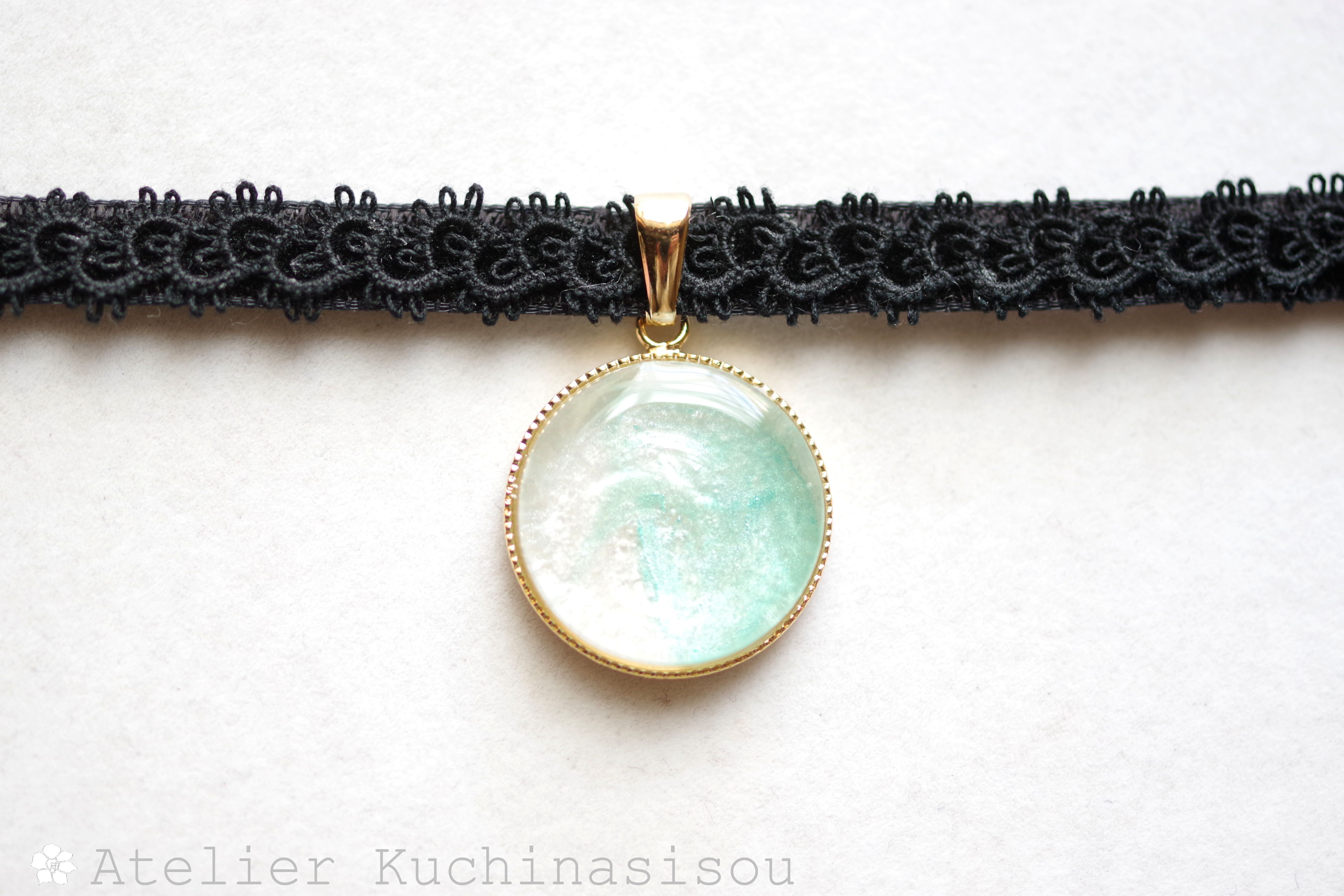 【受注製作】レジンアート　ラウンドモチーフとタティングレースとベルベットリボンのチョーカー〈薄氷〉