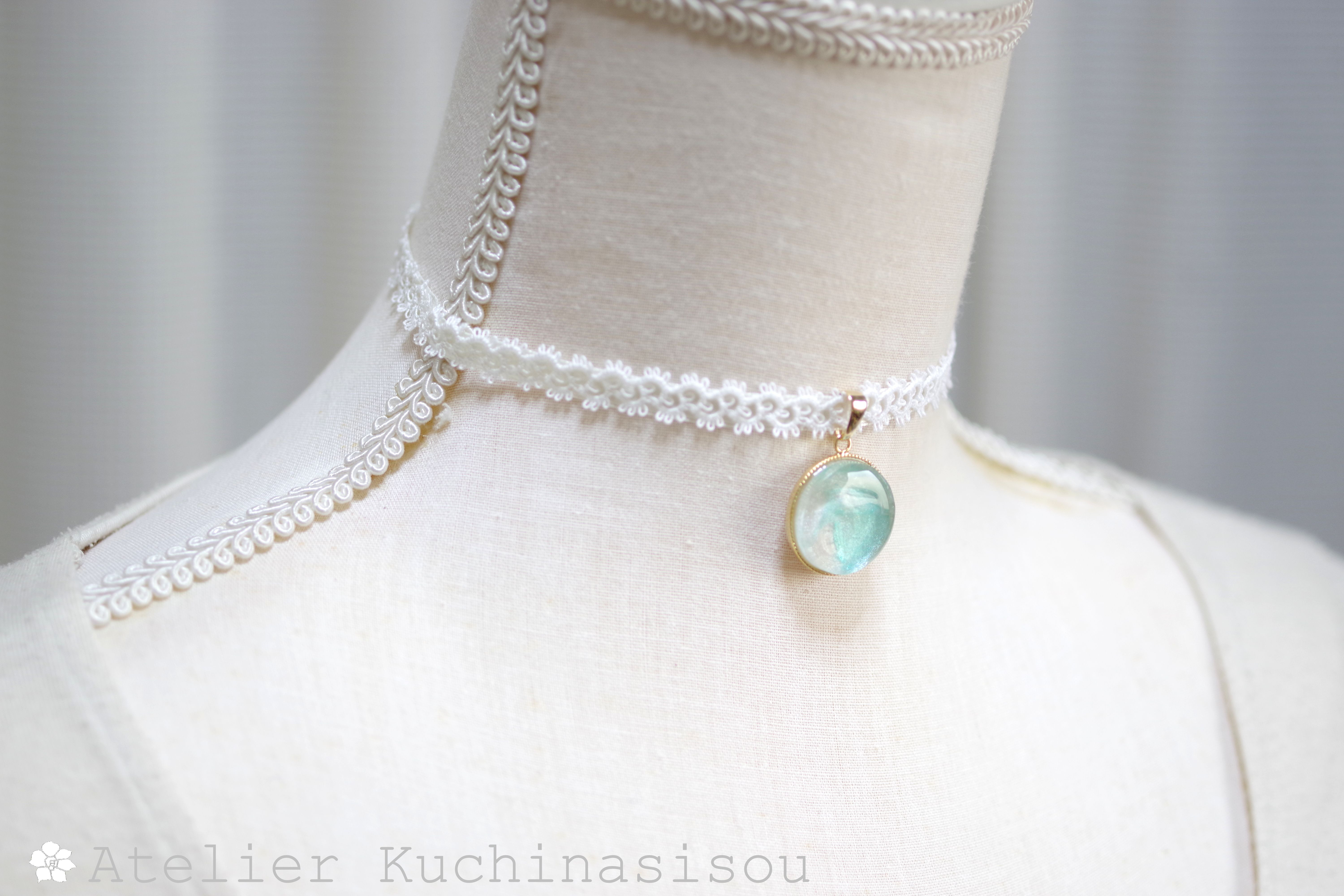 【受注製作】レジンアート　ラウンドモチーフとタティングレースとサテンリボンのチョーカー〈薄氷〉