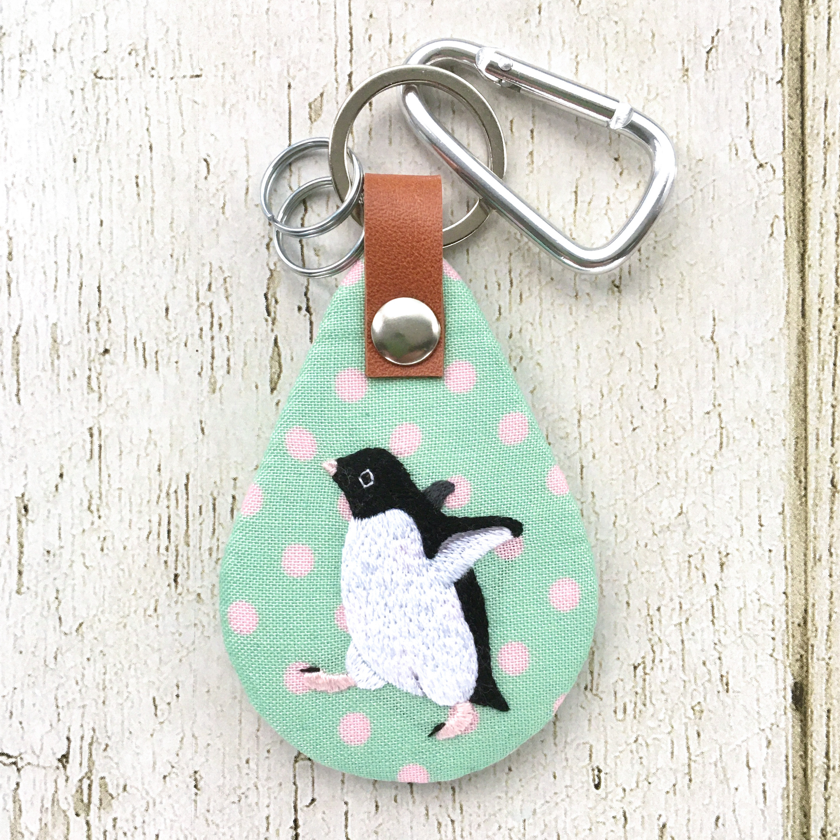 テケテケアデリーペンギンの刺繍キーホルダー