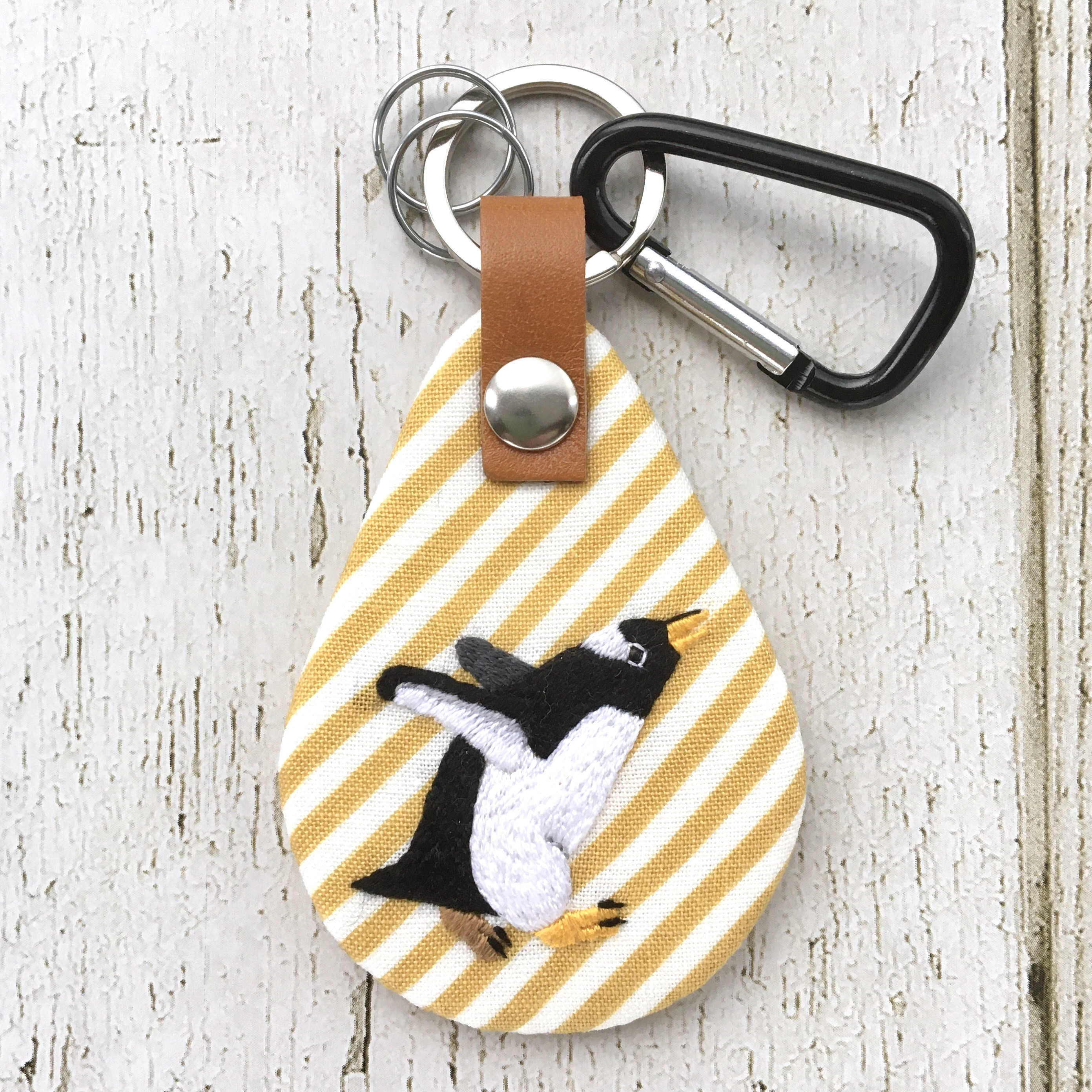 ボエボエ！ジェンツーペンギンの刺繍キーホルダー（ストライプ）