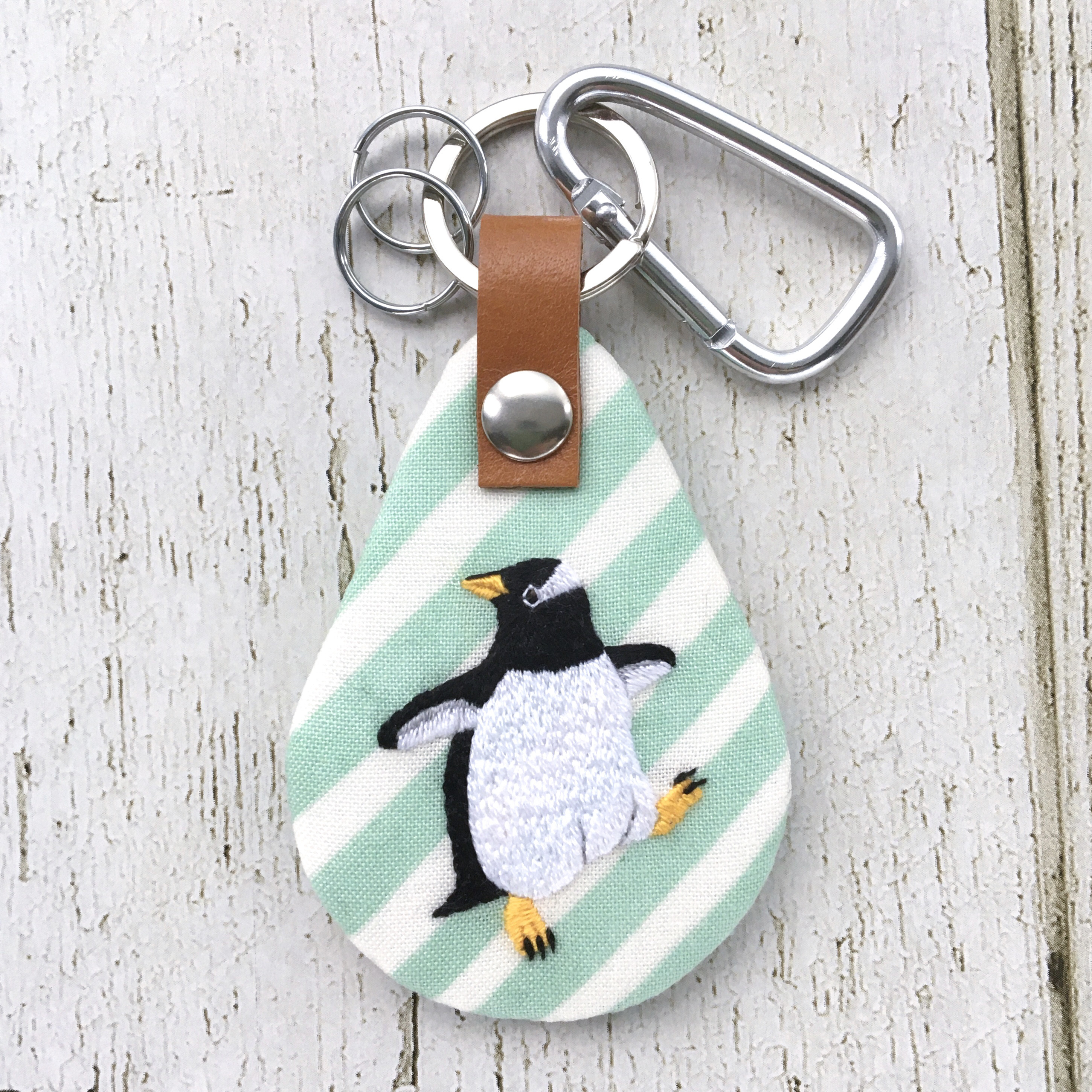 見返りジェンツーペンギンの刺繍キーホルダー（ストライプ）