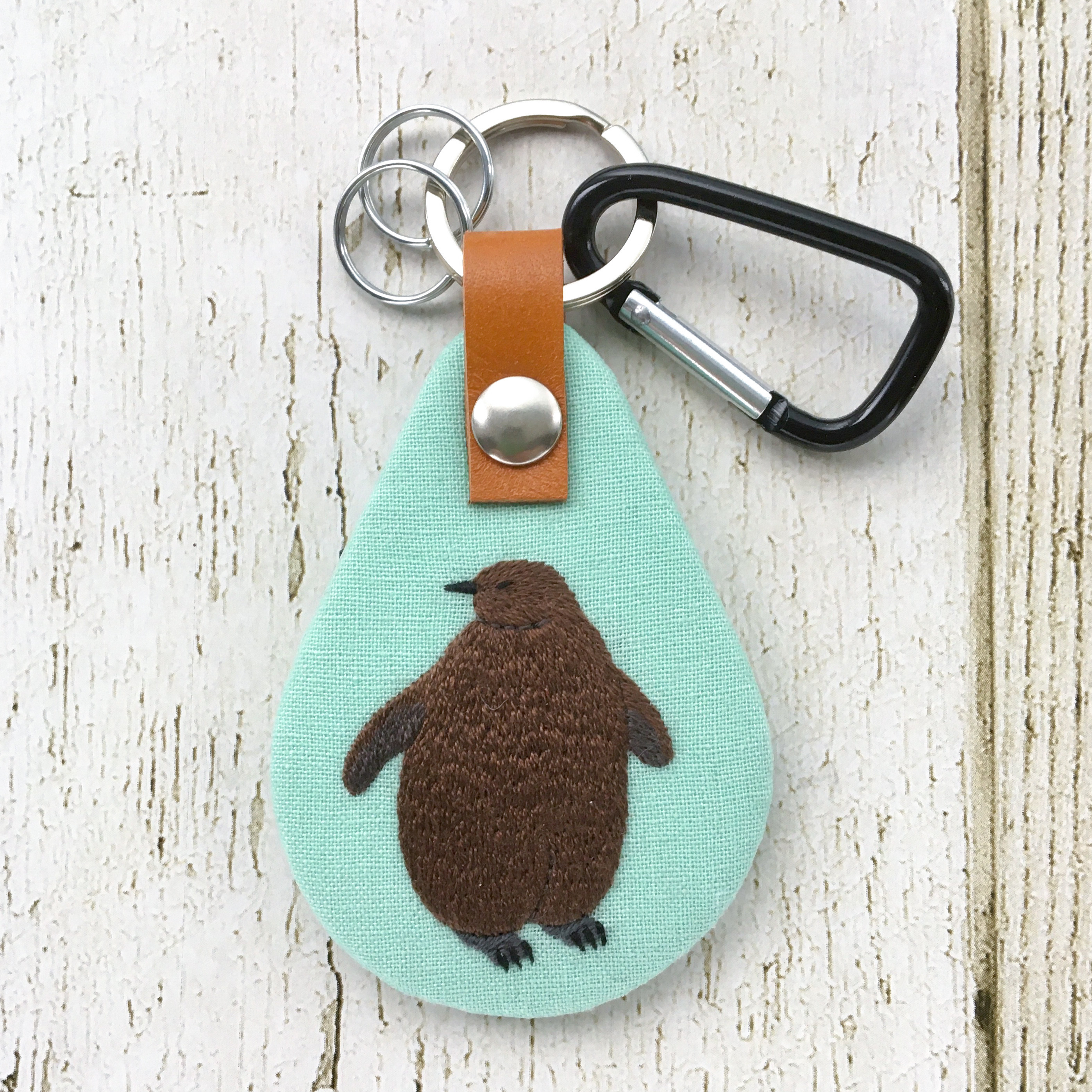 もふもふキングペンギン雛の刺繍キーホルダー
