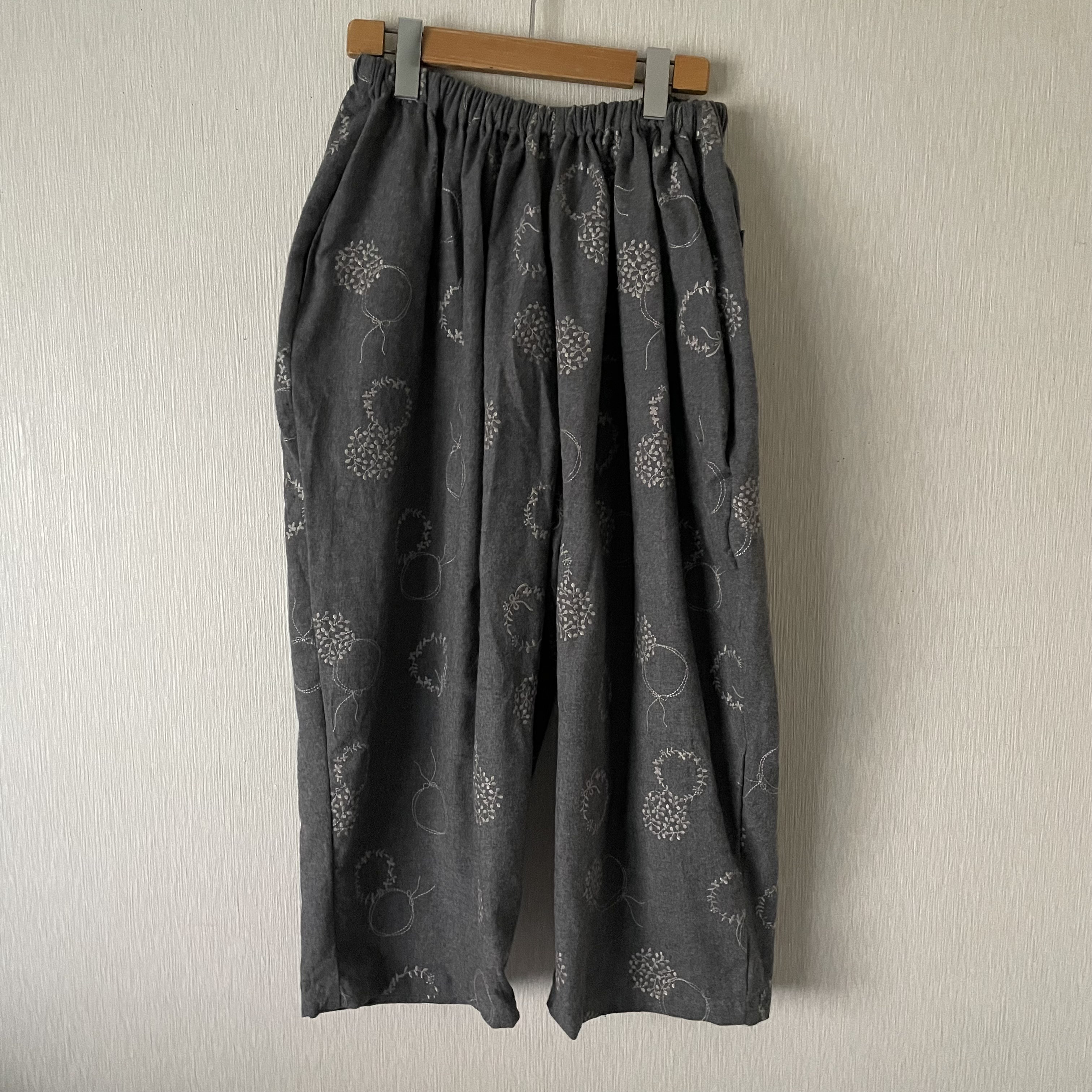 ゆったり刺繍モチーフ　ボールパンツグレー生成りＦ