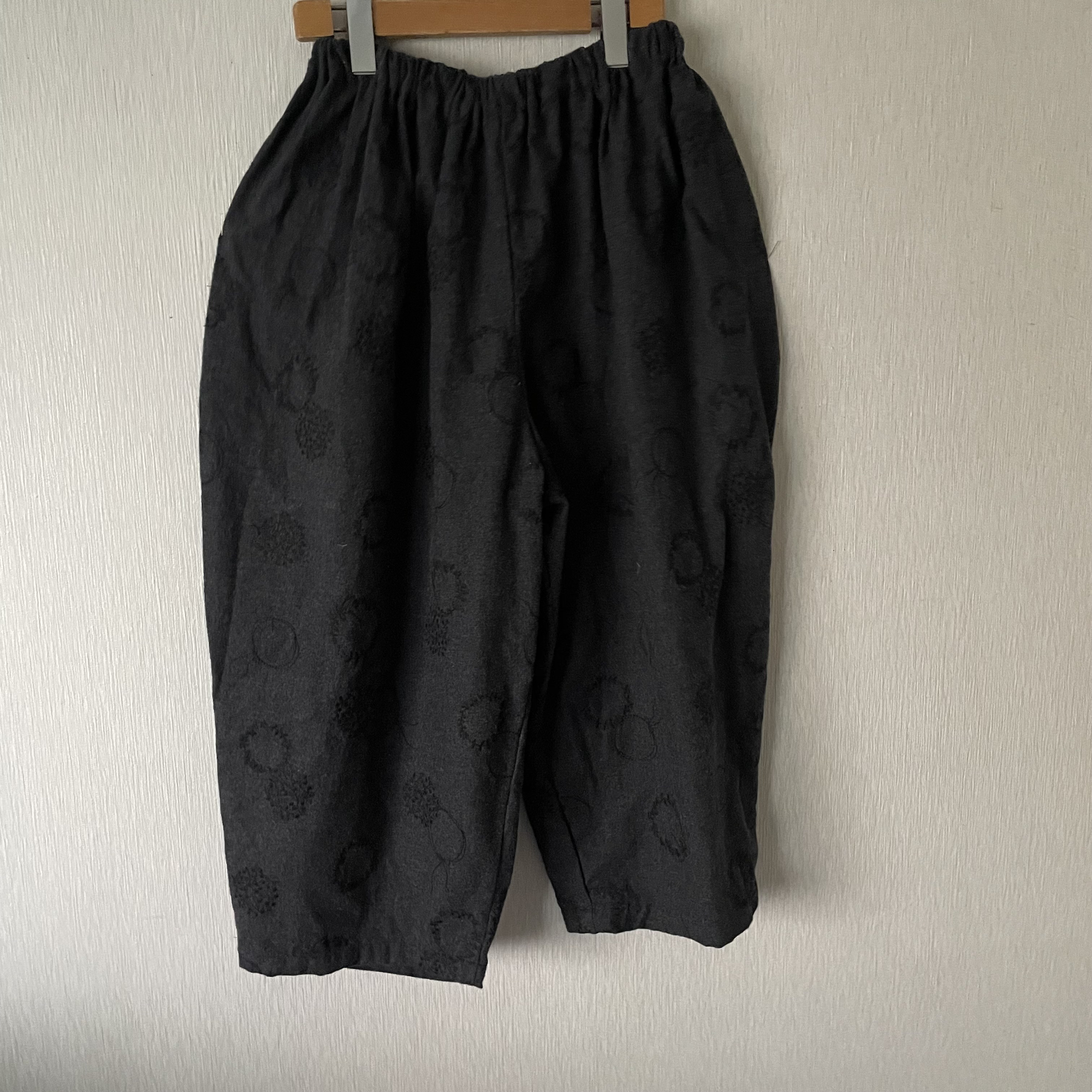 ゆったり刺繍モチーフ　ボールパンツ濃グレー生成りＦ