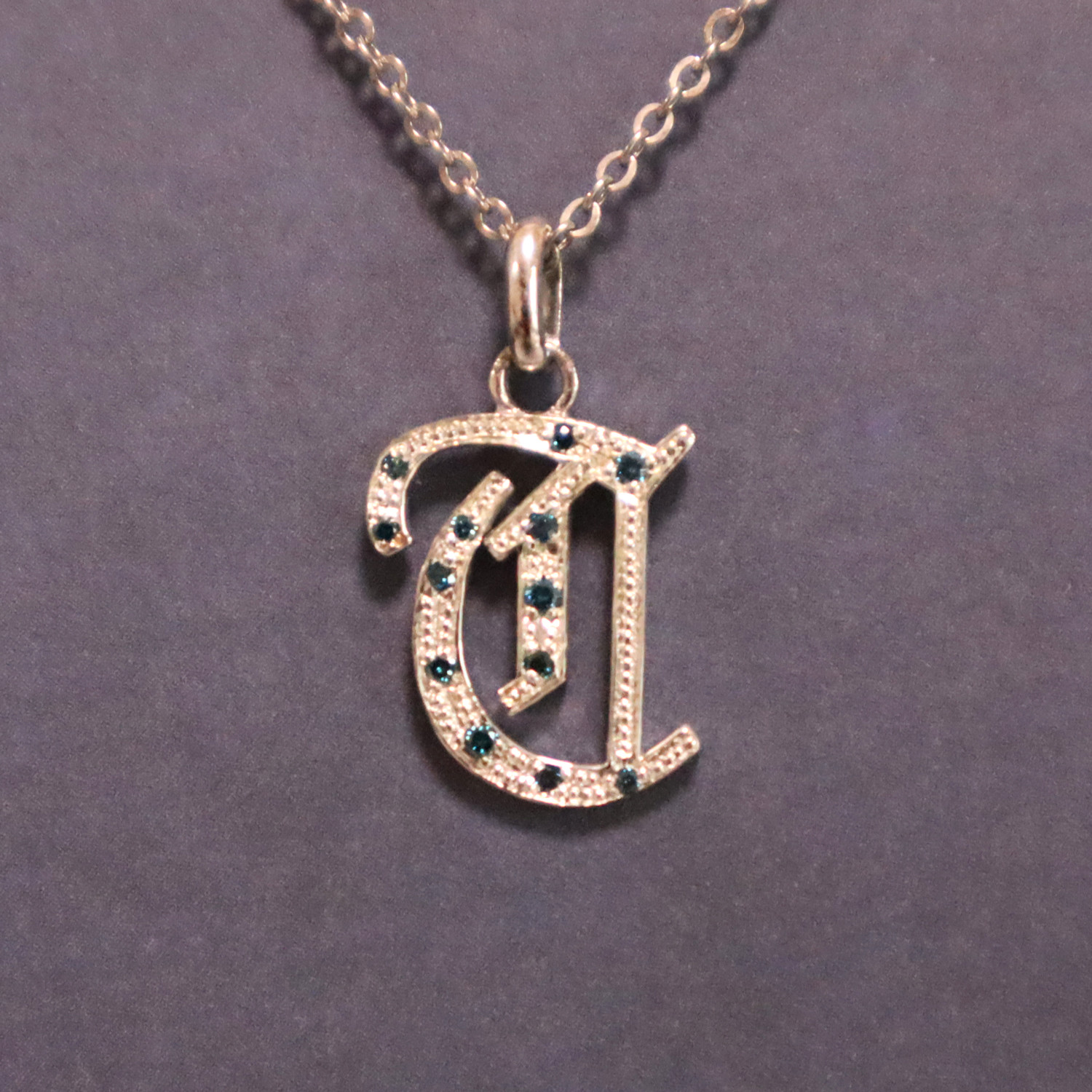 ブルーダイヤモンド イニシャル　T　ペンダントトップ プラチナコーティング