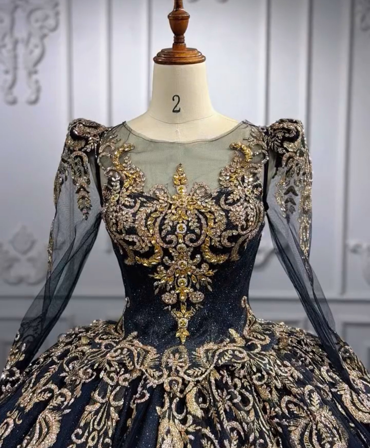 王道派女王派　フランスレースゴールド黒　チュール　編み上げ　引裾にレース　編み上げ　前撮りクラシカル　贅沢な刺繍　結婚式