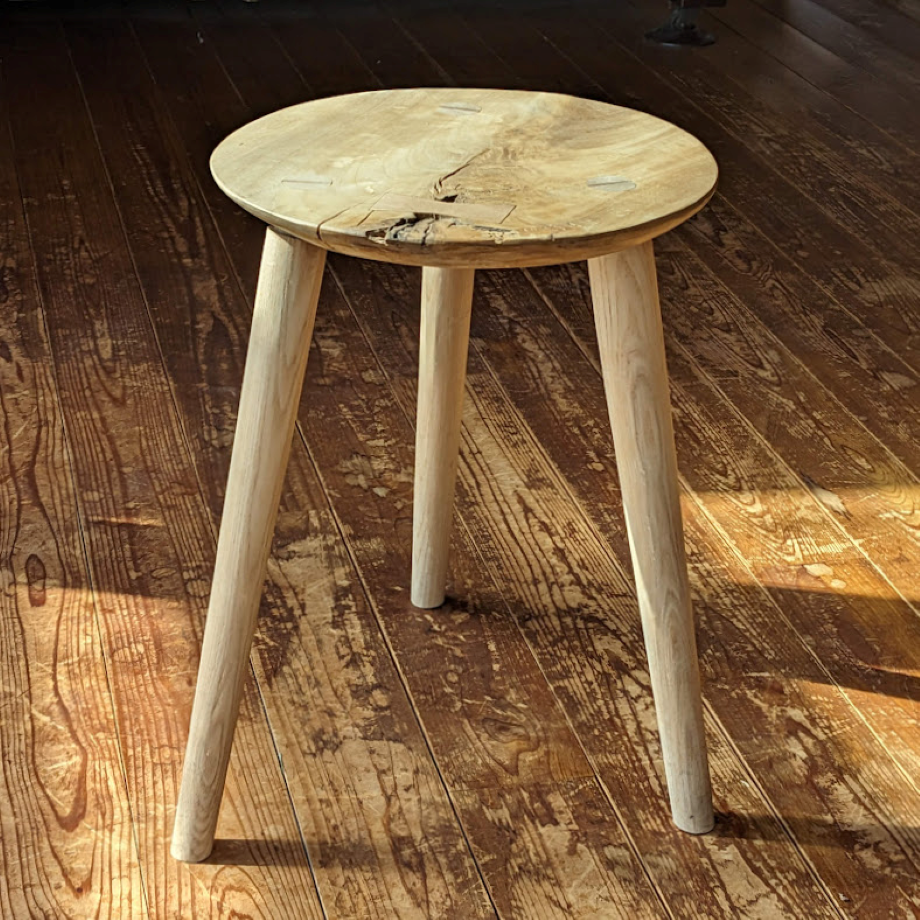 スツール　木製　無垢材　手彫り　丸い座面　三本脚　一点モノ　CHIGIRI１　高さ調節オーダー可