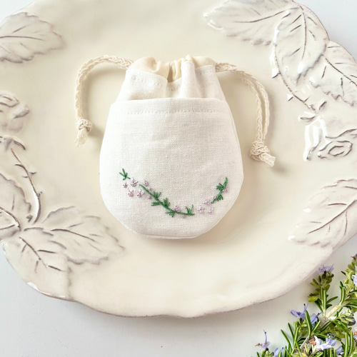 ハーブ香るサシェ（匂い袋）にもなる 刺繍ポケット付き巾着＊自然素材