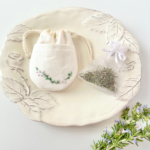 ハーブ香るサシェ（匂い袋）にもなる 刺繍ポケット付き巾着＊自然素材