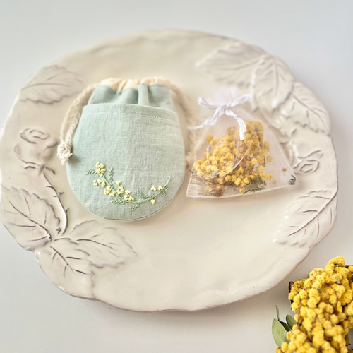 ハーブ香るサシェ（匂い袋）にもなる 刺繍ポケット付き巾着＊自然素材