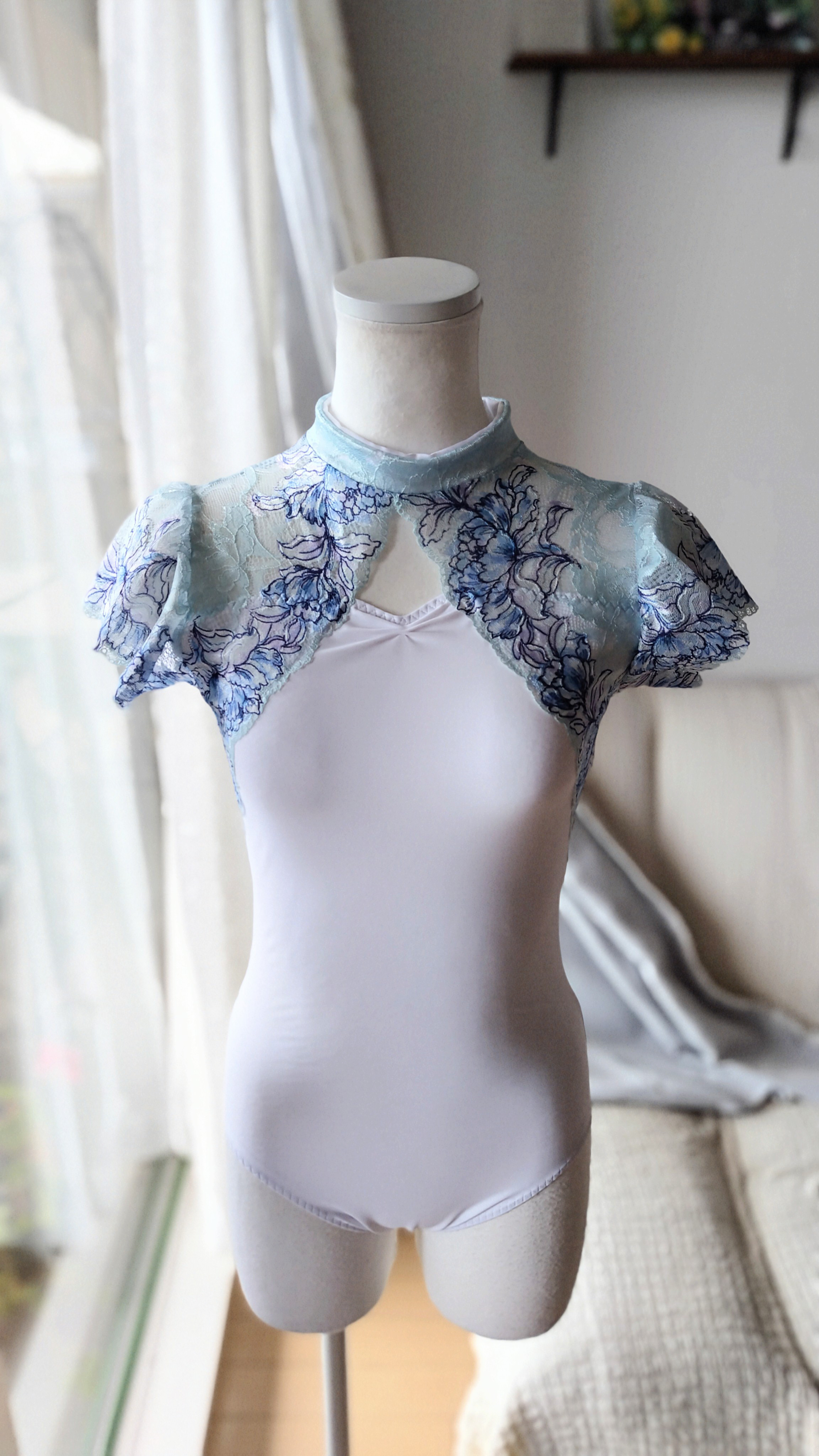 (再販)Ｓ～Ｍサイズ／華やかな青い花が浮かび上がるサックスブルーと白の娘役ドレスレオタード