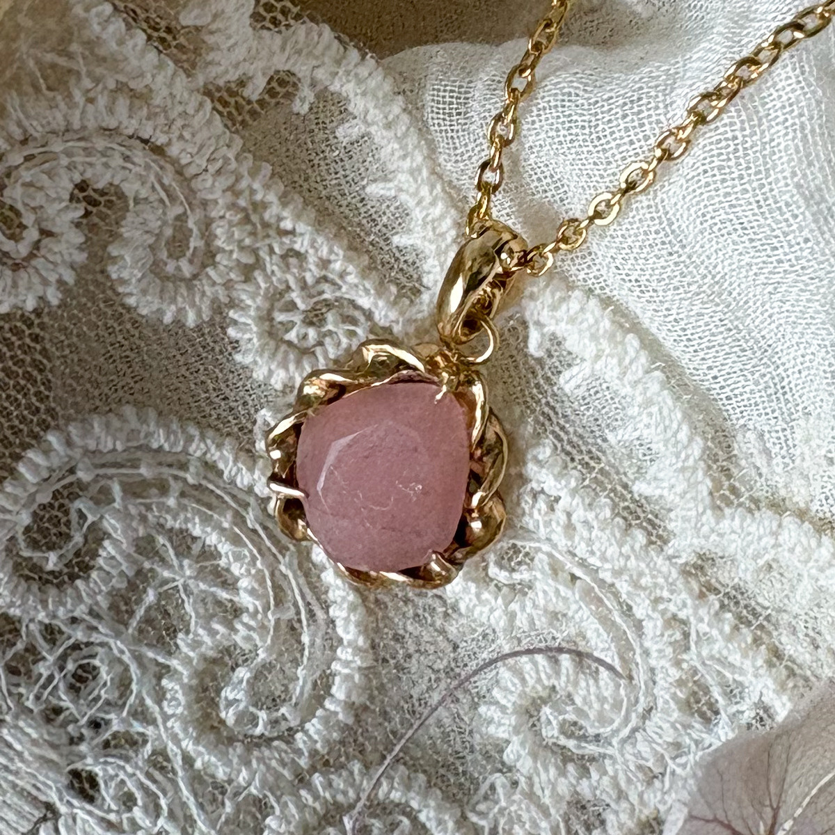 ピンクカルセドニー  アンティーク風ペンダント  K18GP真鍮