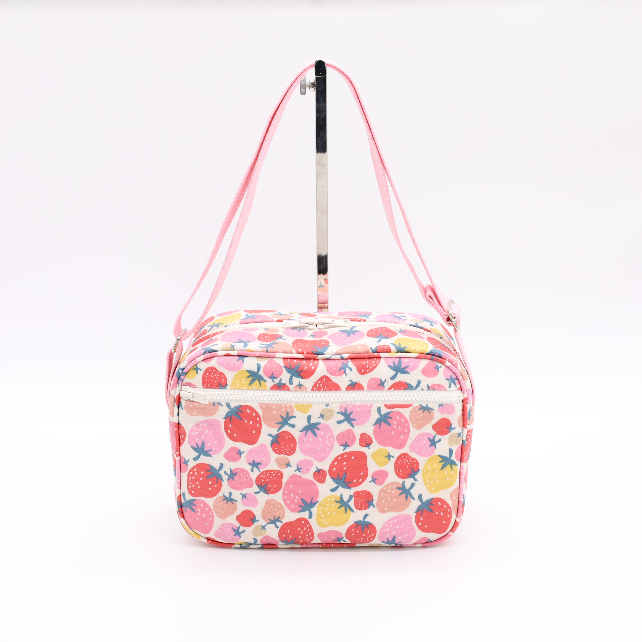 在庫あり　幼稚園バッグ　防水・撥水ラミネート素材のショルダーバッグ　いちごづくし　苺総柄　入園　通園バッグ 　女の子