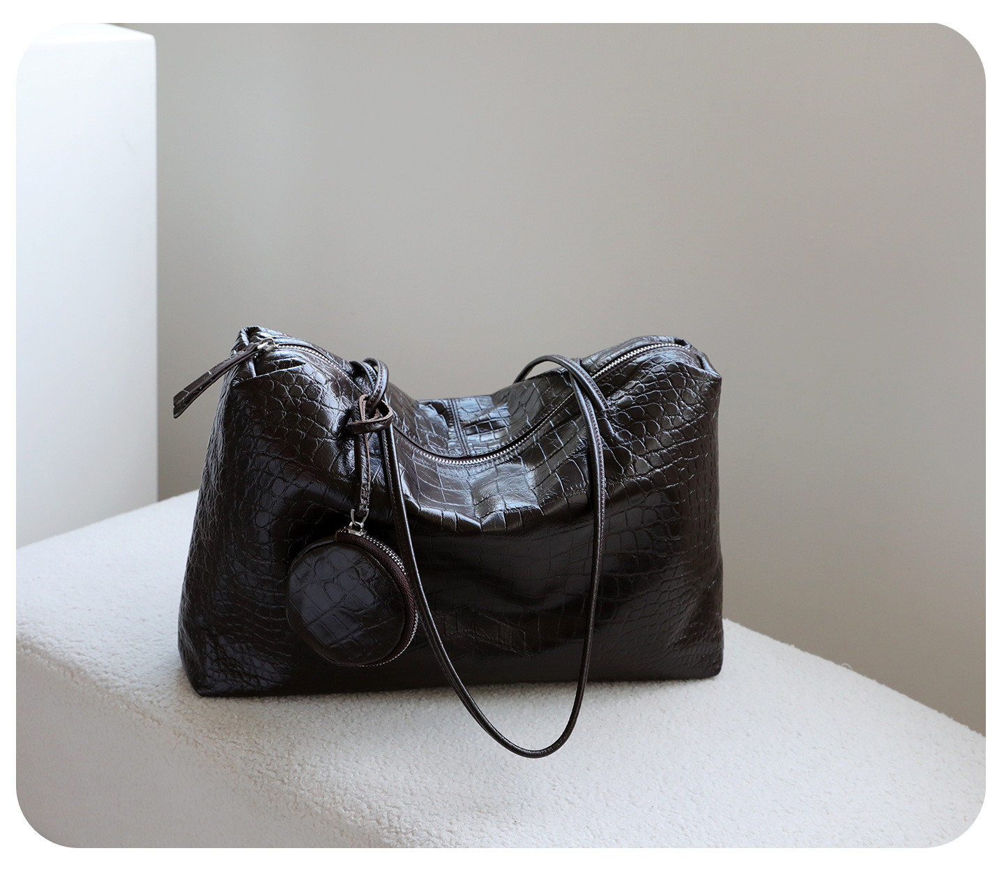 しっとり本革｜通勤にも寄り添う 大容量ソフトレザートート（ブラック・コーヒーブラウン）