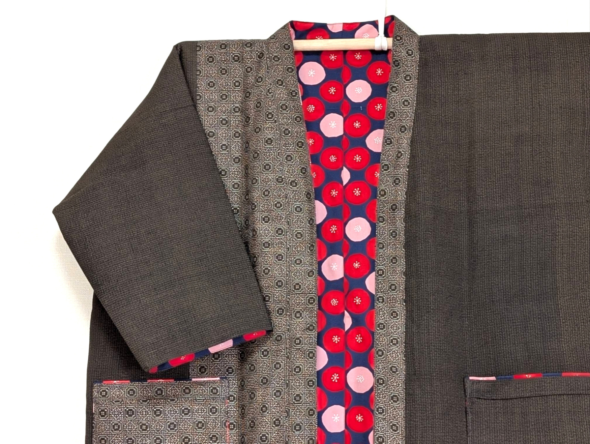 Creema限定着物生地を使ったリバーシブルでも着れるモダン半纏です。表は絹、裏は綿生地です。両方楽しめます。贈り物に 4,620円