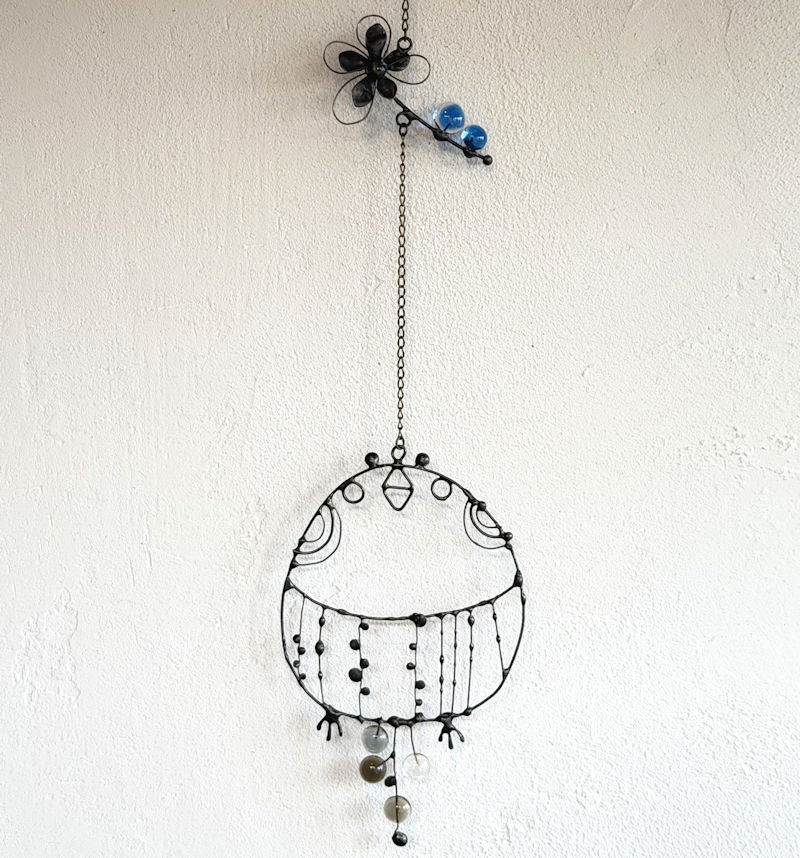 ガラス玉とワイヤーの壁飾り・花とぴよ正面M