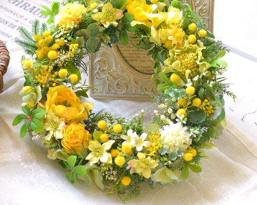 春を待つリース・ミモザ・ラナンキュラスのイエローカラーがやさしい