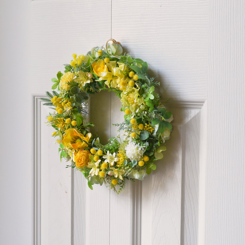 春を待つリース・ミモザ・ラナンキュラスのイエローカラーがやさしい