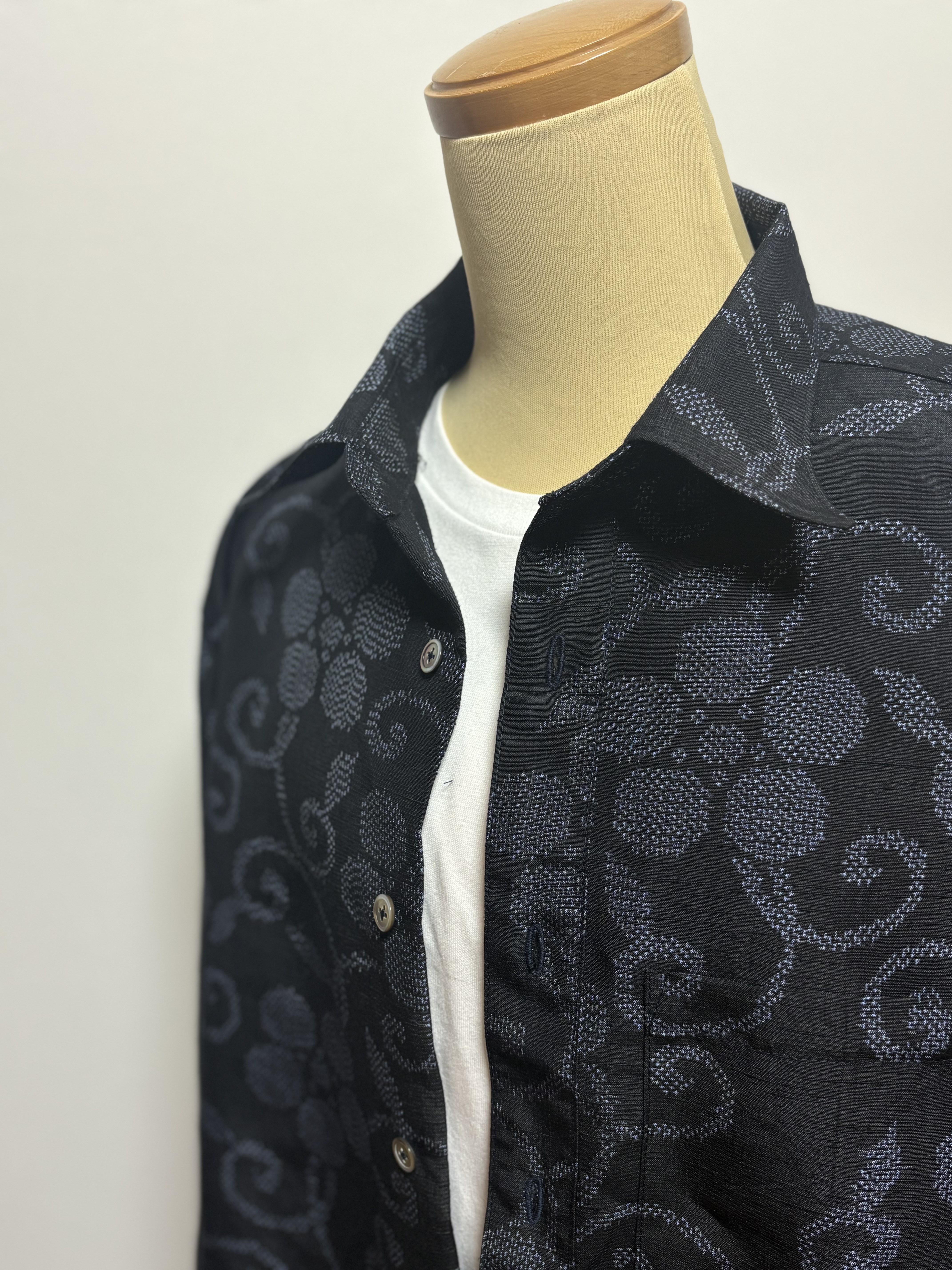 着物リメイク 紺地に唐花の紬地のカジュアルシャツ メンズLサイズ